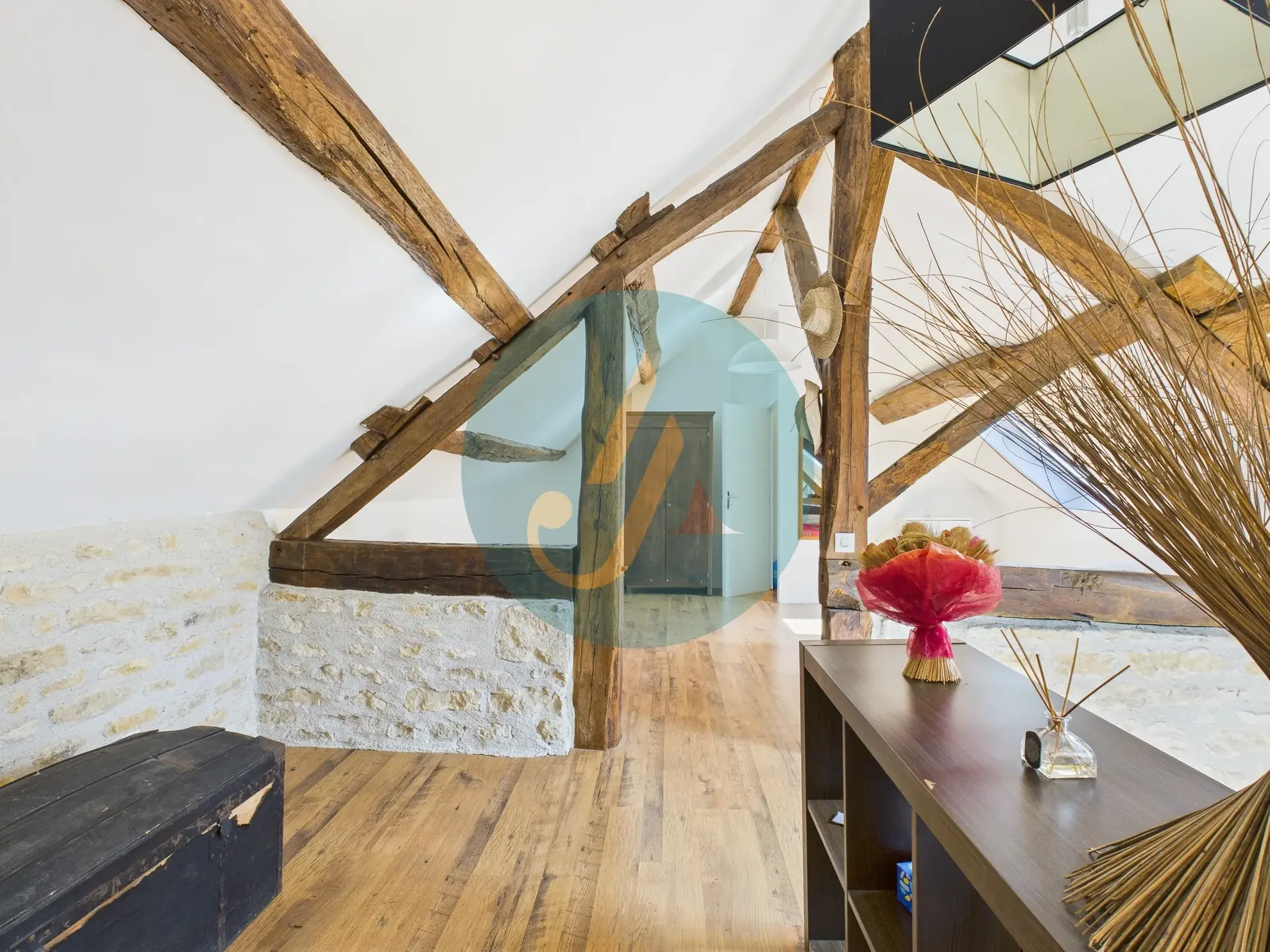 Magnifique longère rénovée avec dépendances à Perroy dans un environnement calme 