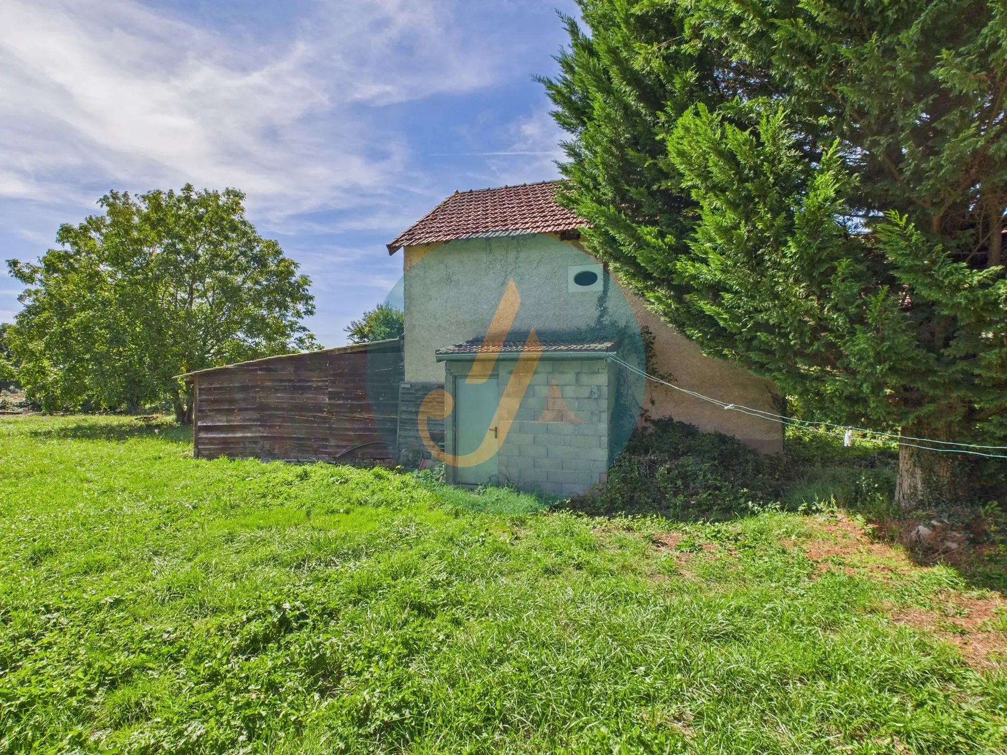 Magnifique longère rénovée avec dépendances à Perroy dans un environnement calme 