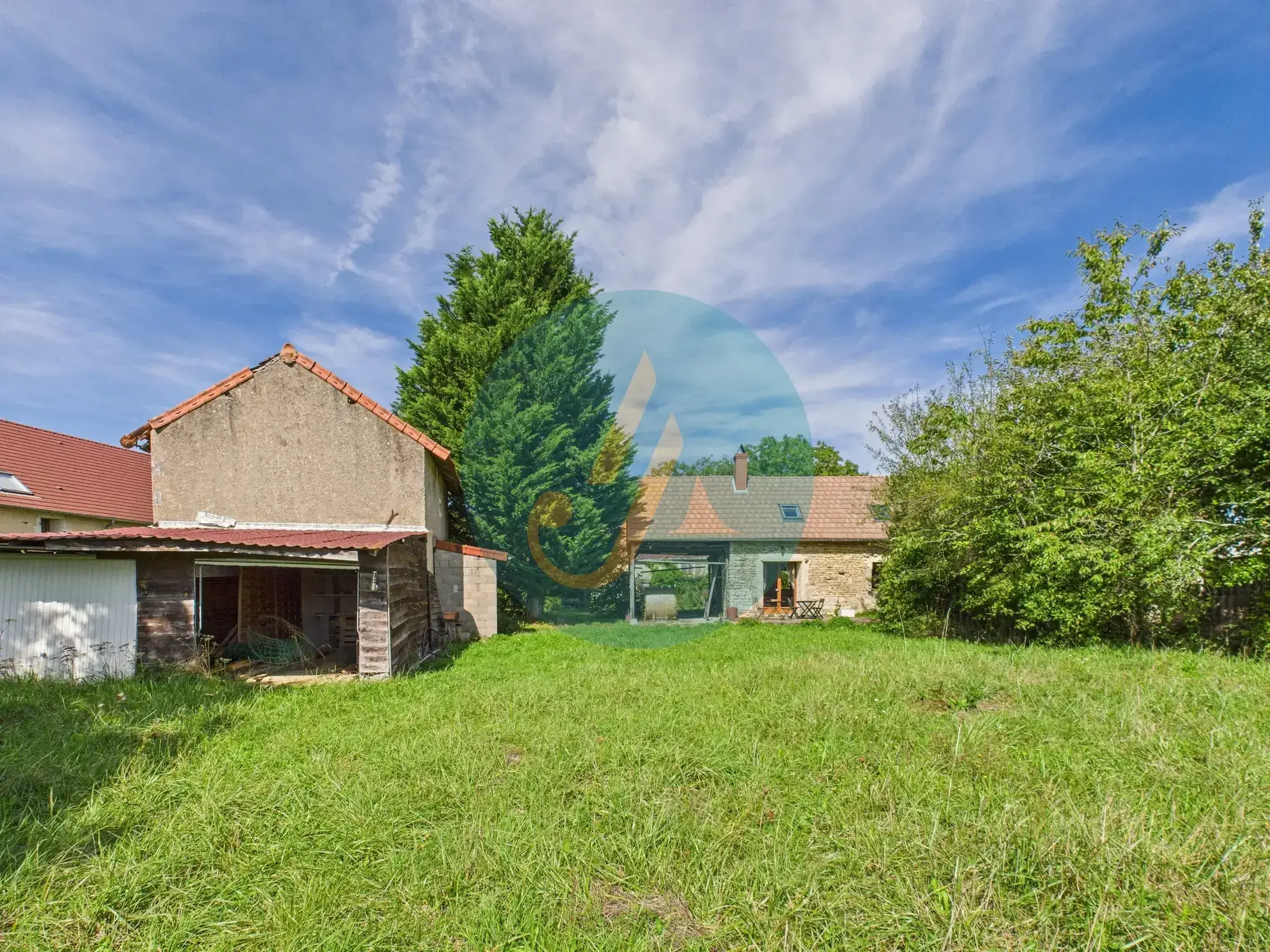 Magnifique longère rénovée avec dépendances à Perroy dans un environnement calme 