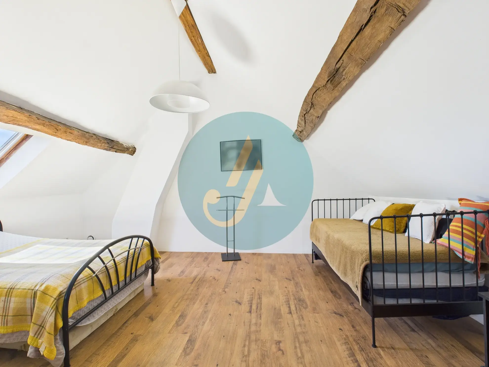 Magnifique longère rénovée avec dépendances à Perroy dans un environnement calme 