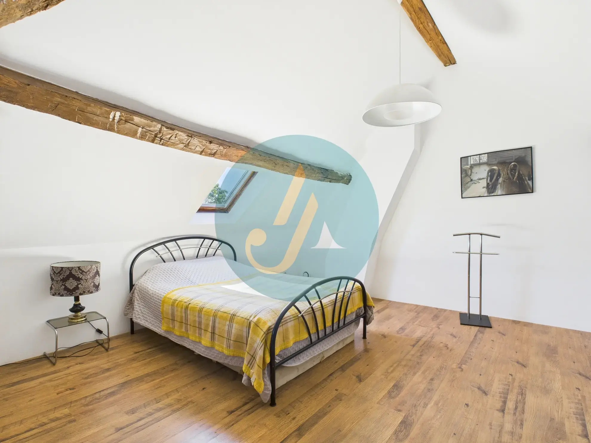 Magnifique longère rénovée avec dépendances à Perroy dans un environnement calme 