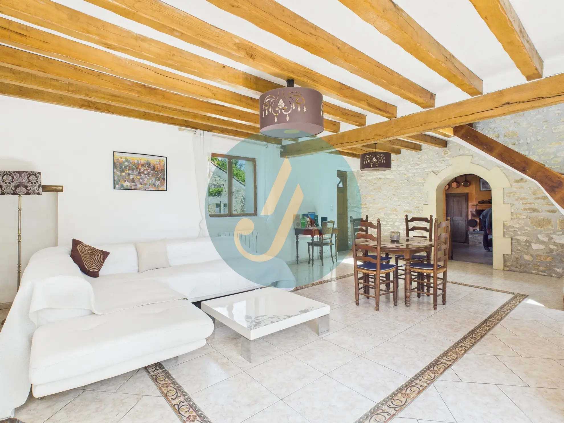 Magnifique longère rénovée avec dépendances à Perroy dans un environnement calme 