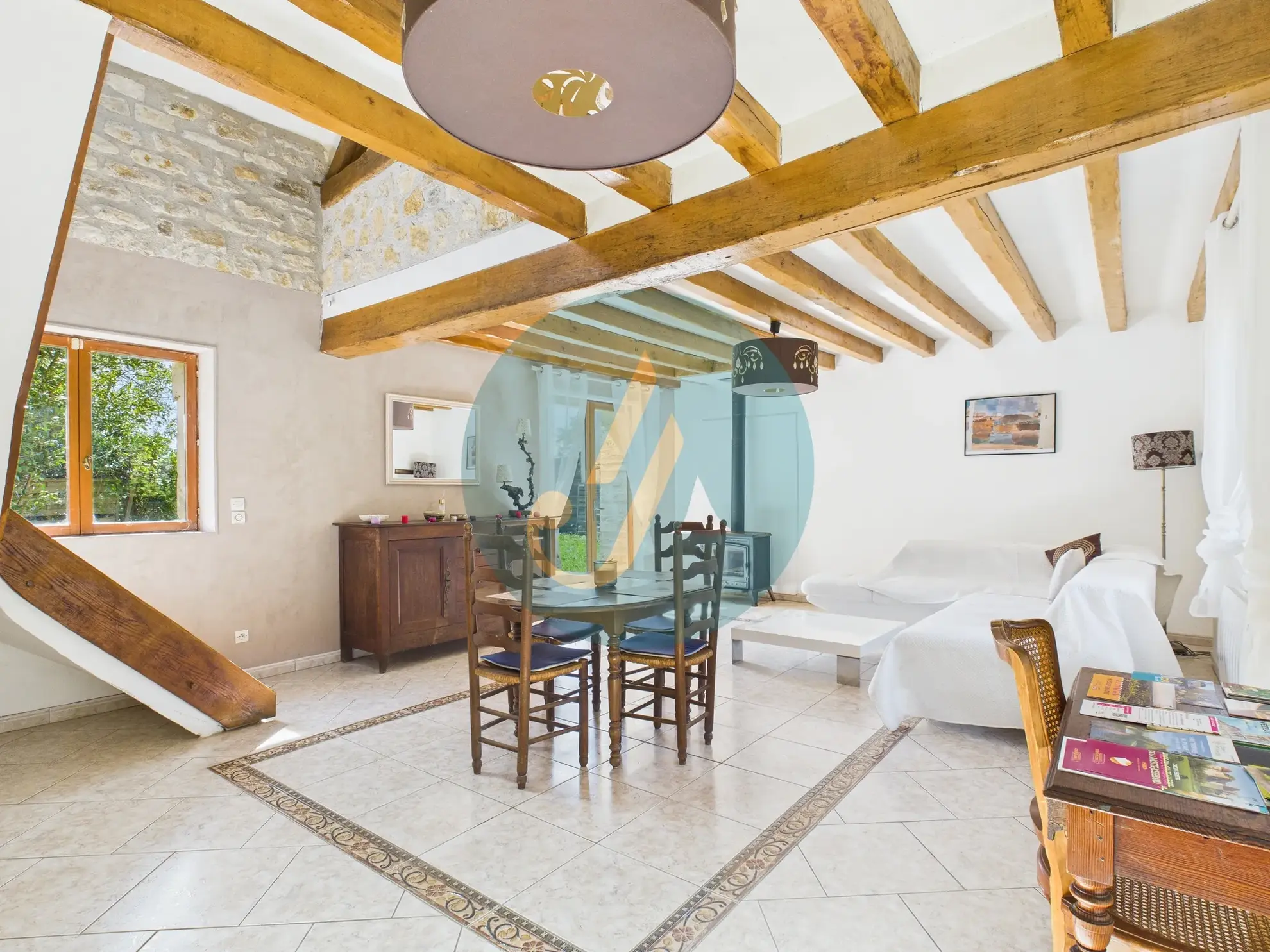 Magnifique longère rénovée avec dépendances à Perroy dans un environnement calme 