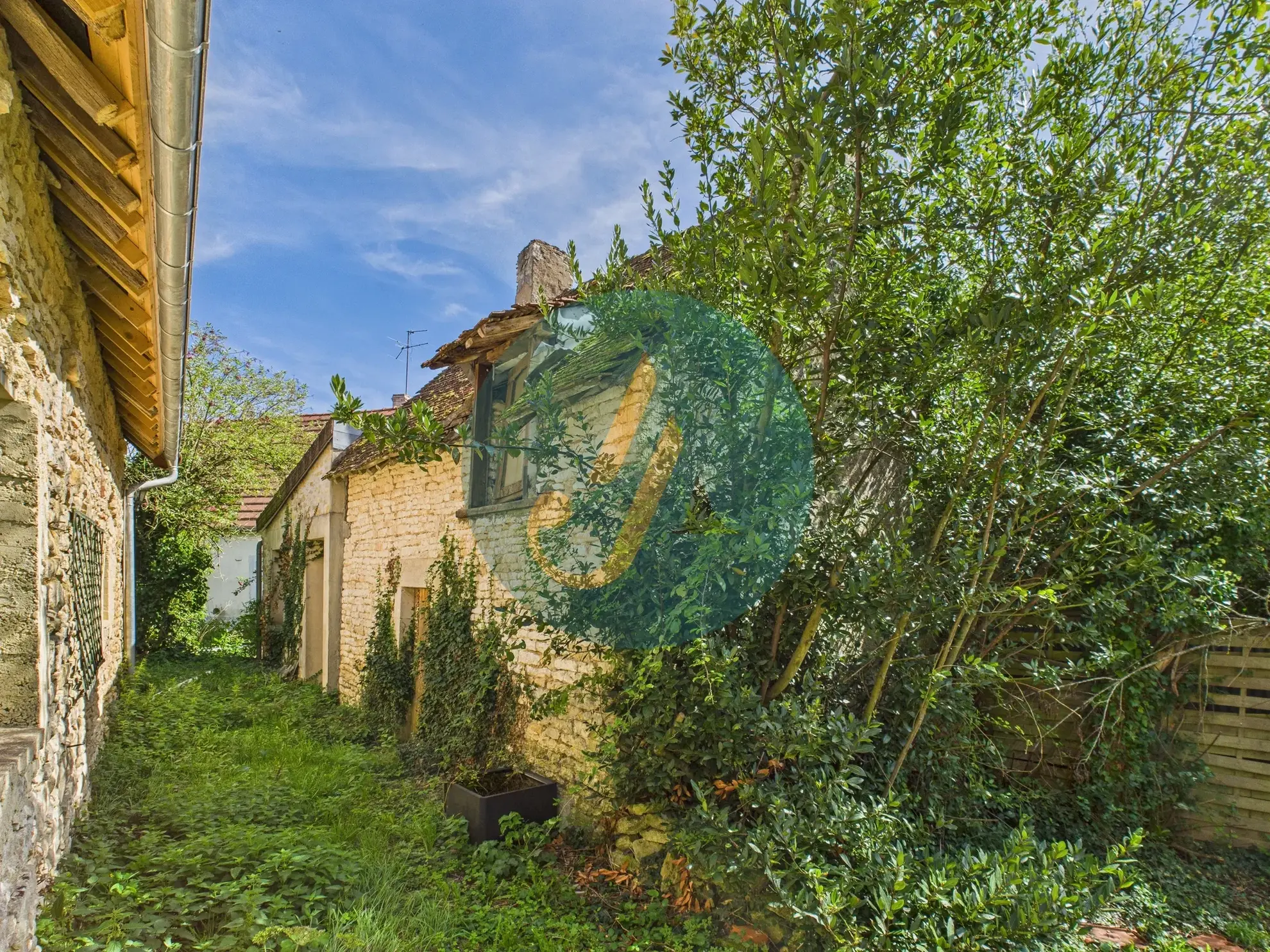 Magnifique longère rénovée avec dépendances à Perroy dans un environnement calme 
