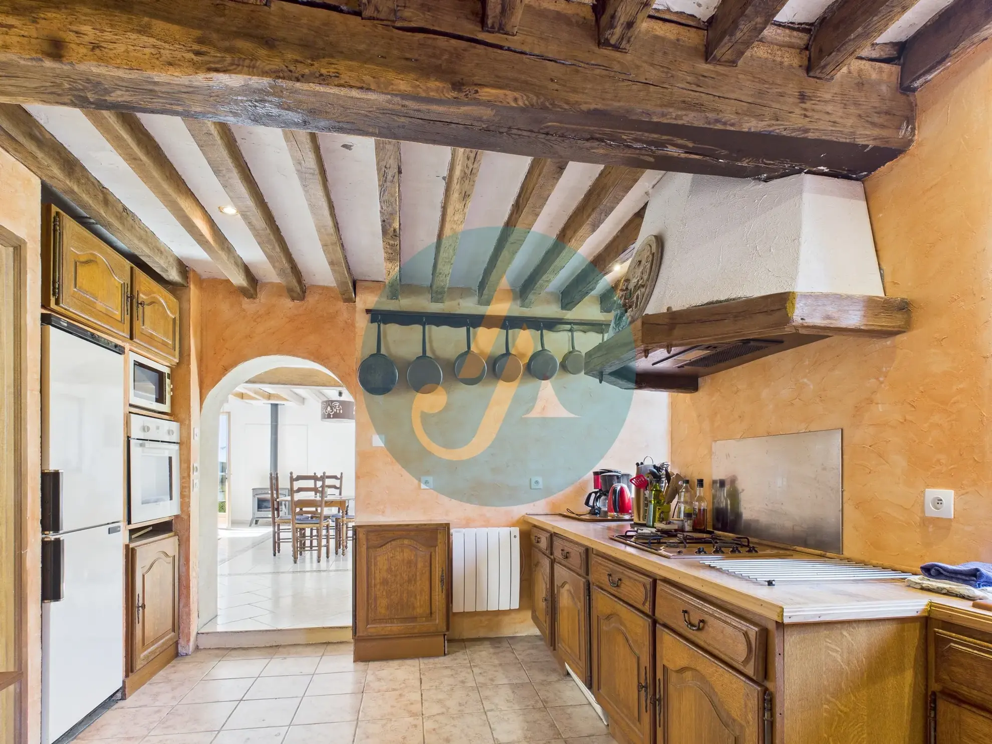 Magnifique longère rénovée avec dépendances à Perroy dans un environnement calme 