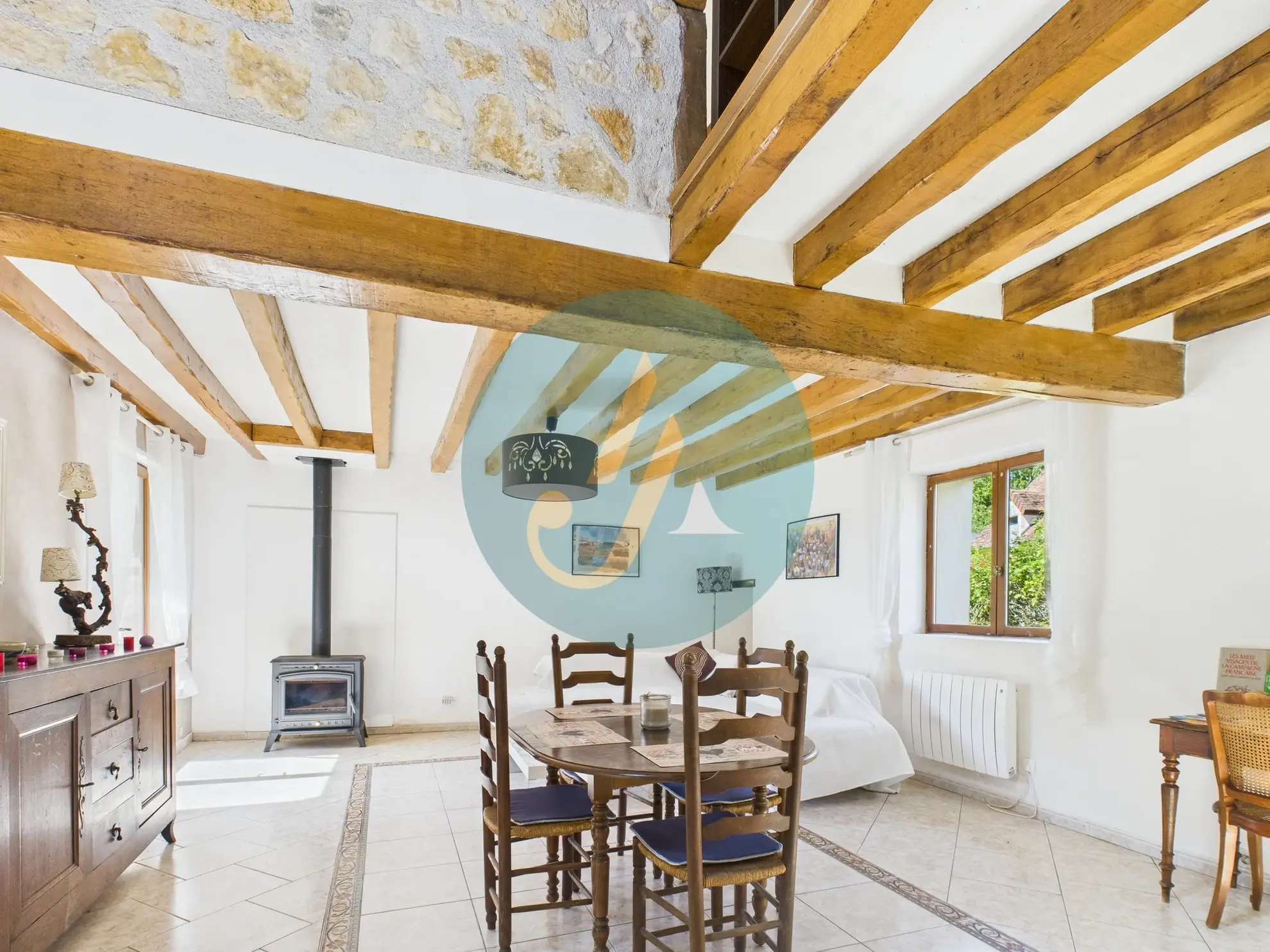 Magnifique longère rénovée avec dépendances à Perroy dans un environnement calme 