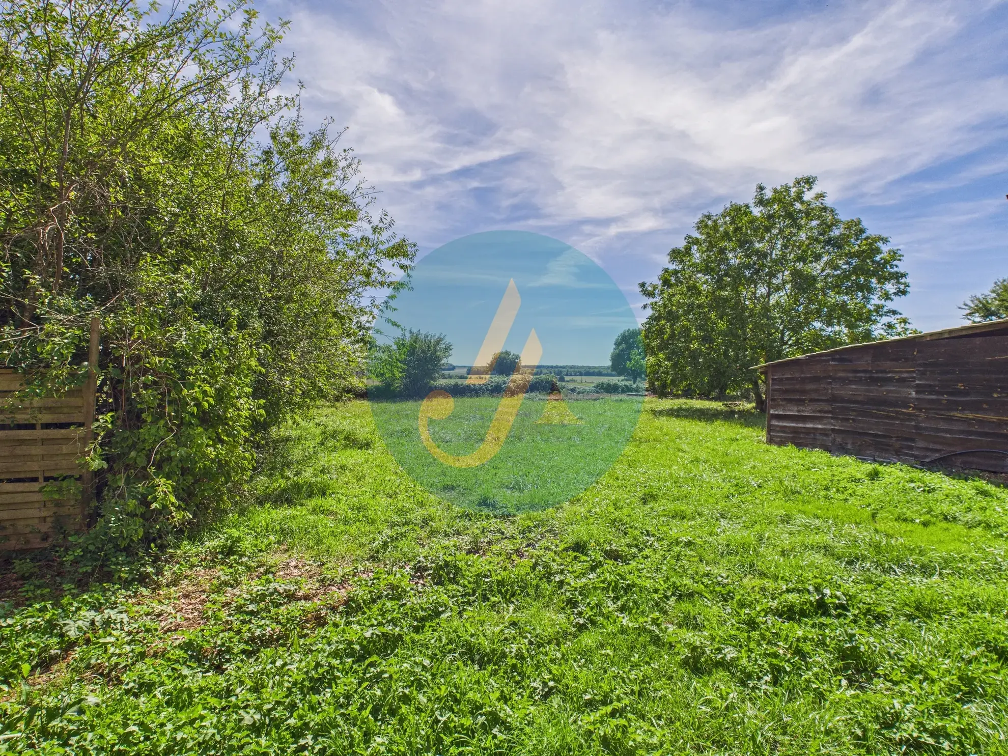 Magnifique longère rénovée avec dépendances à Perroy dans un environnement calme 