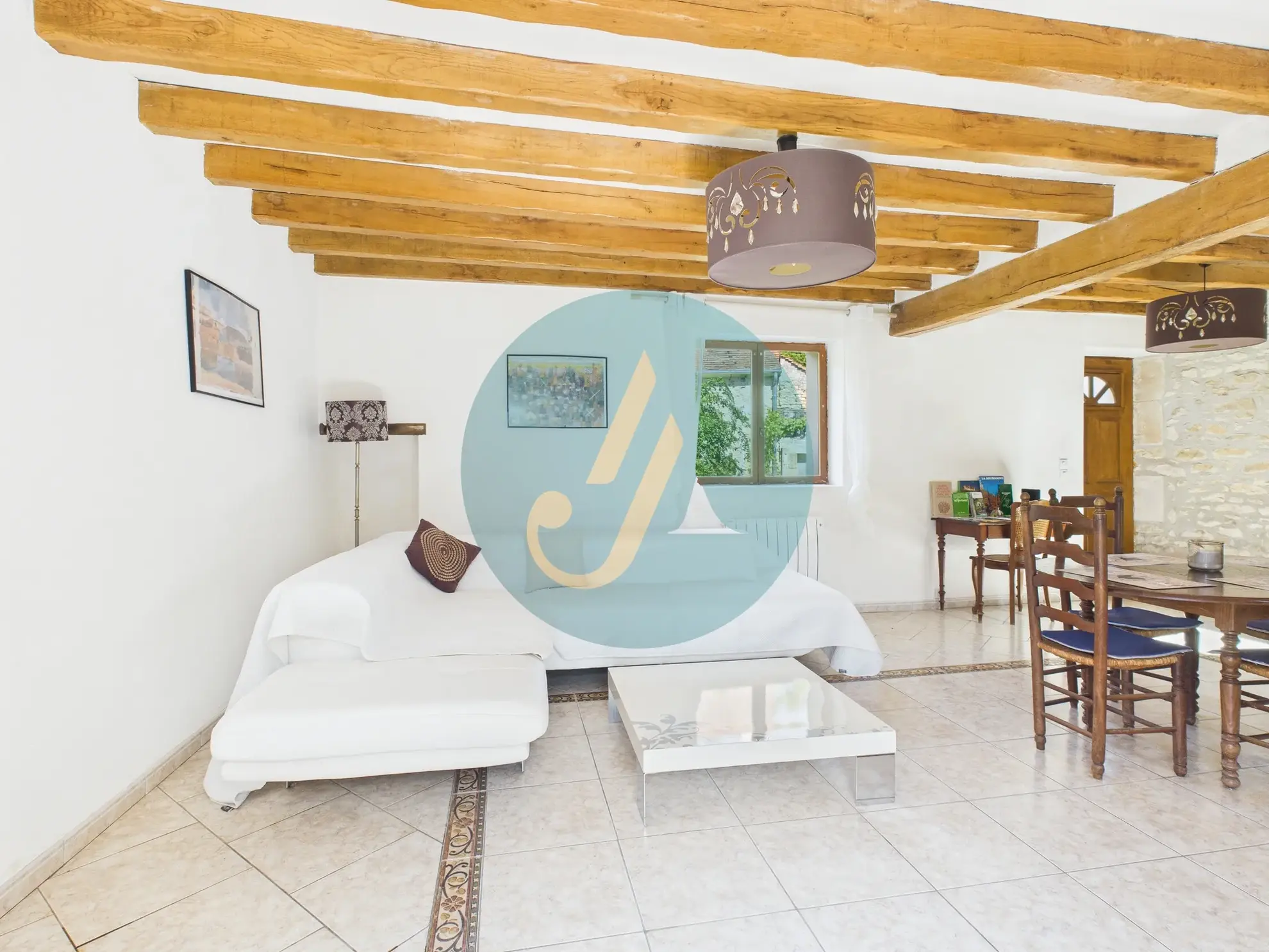 Magnifique longère rénovée avec dépendances à Perroy dans un environnement calme 