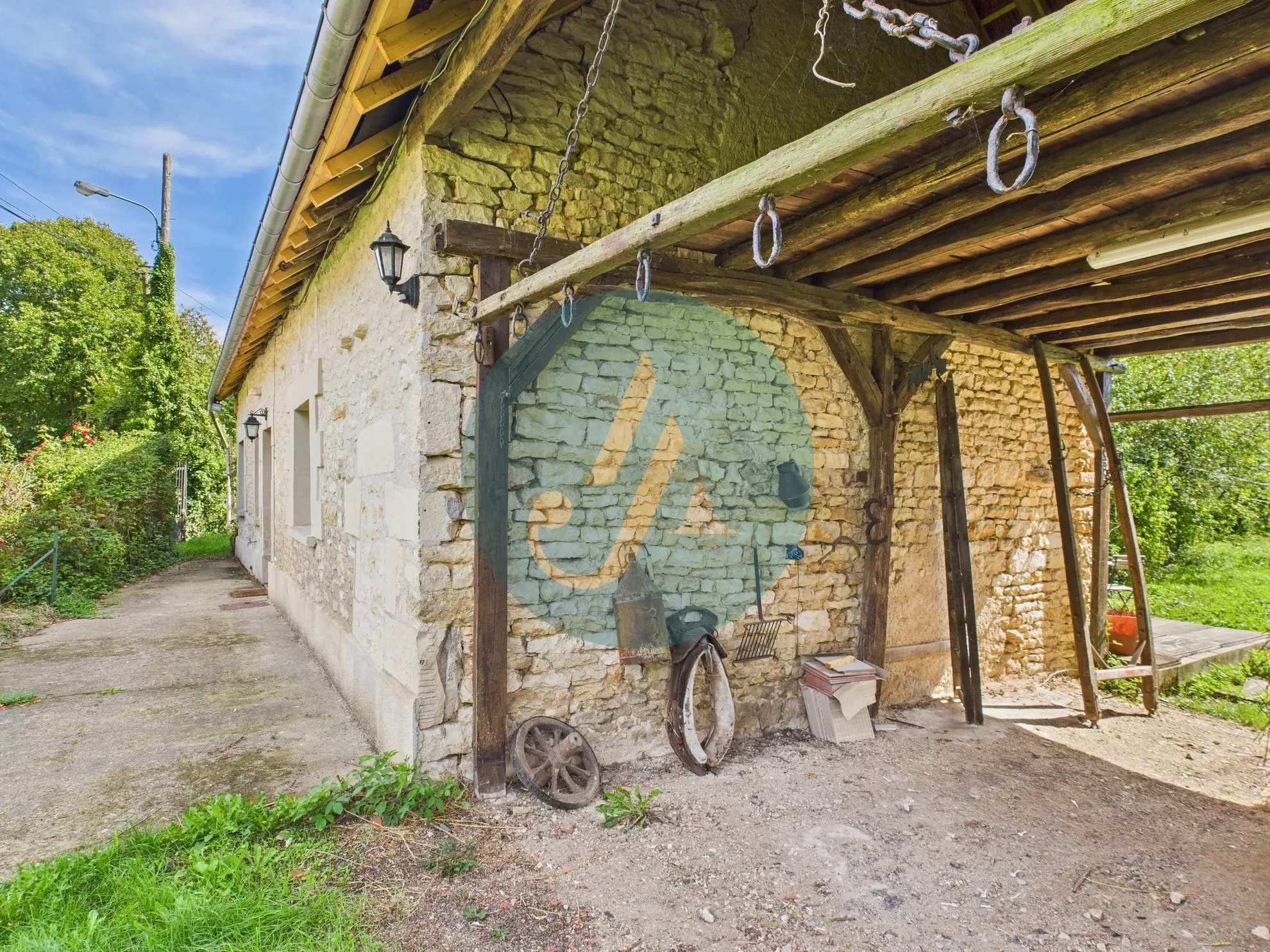 Magnifique longère rénovée avec dépendances à Perroy dans un environnement calme 