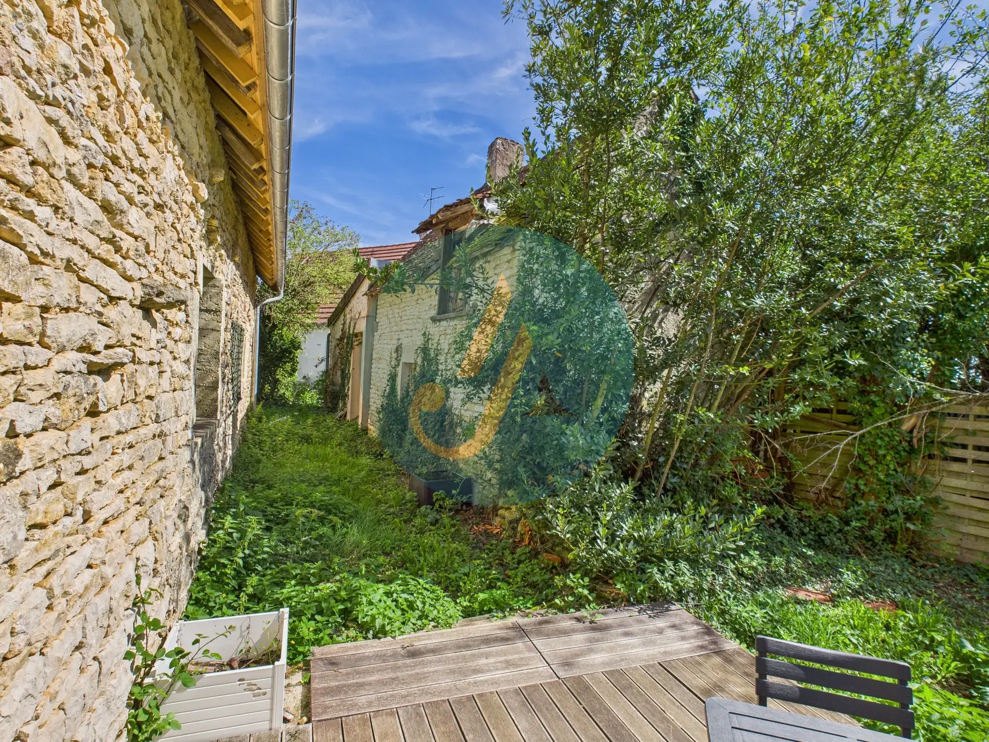 Magnifique longère rénovée avec dépendances à Perroy dans un environnement calme 