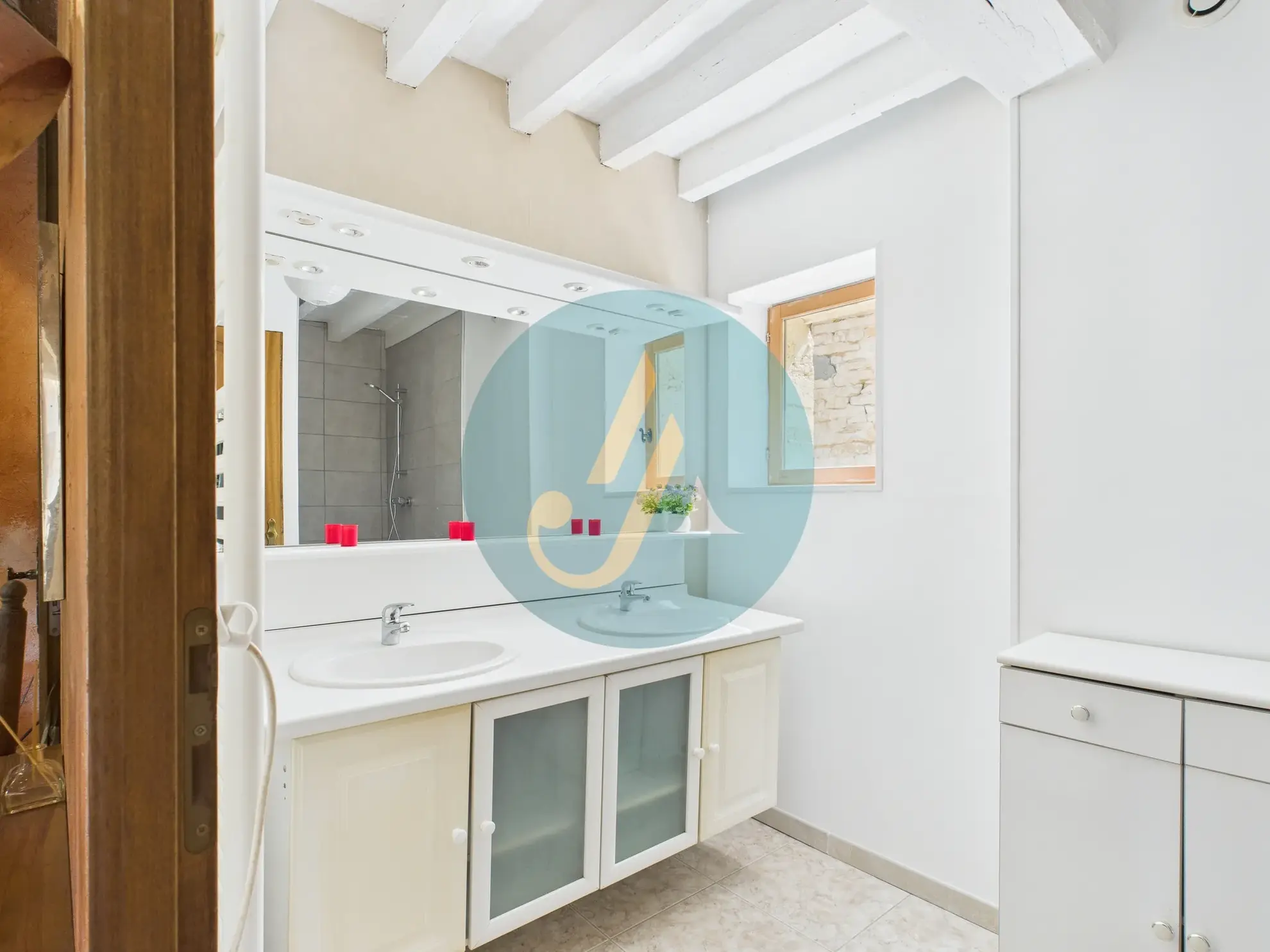 Magnifique longère rénovée avec dépendances à Perroy dans un environnement calme 