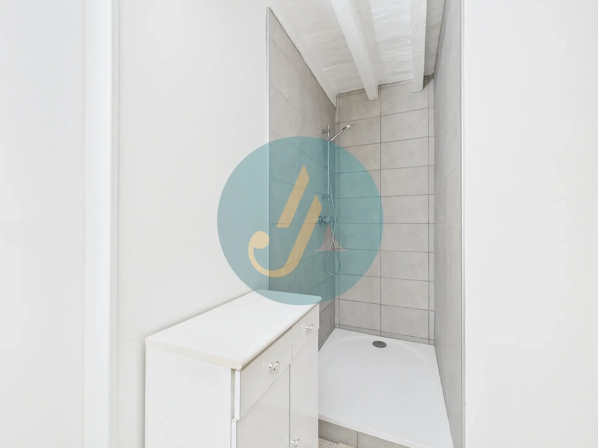 Magnifique longère rénovée avec dépendances à Perroy dans un environnement calme 