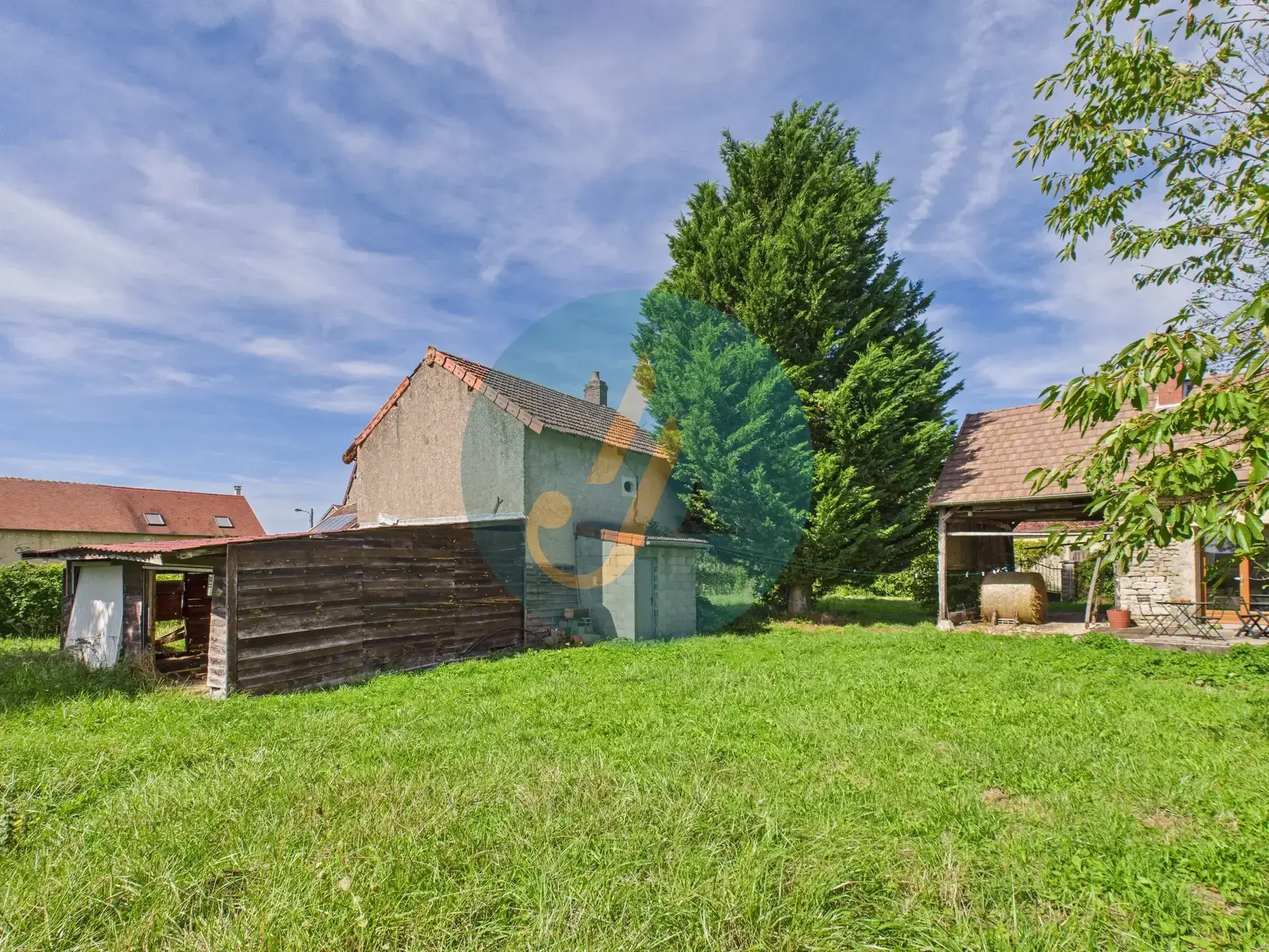 Magnifique longère rénovée avec dépendances à Perroy dans un environnement calme 