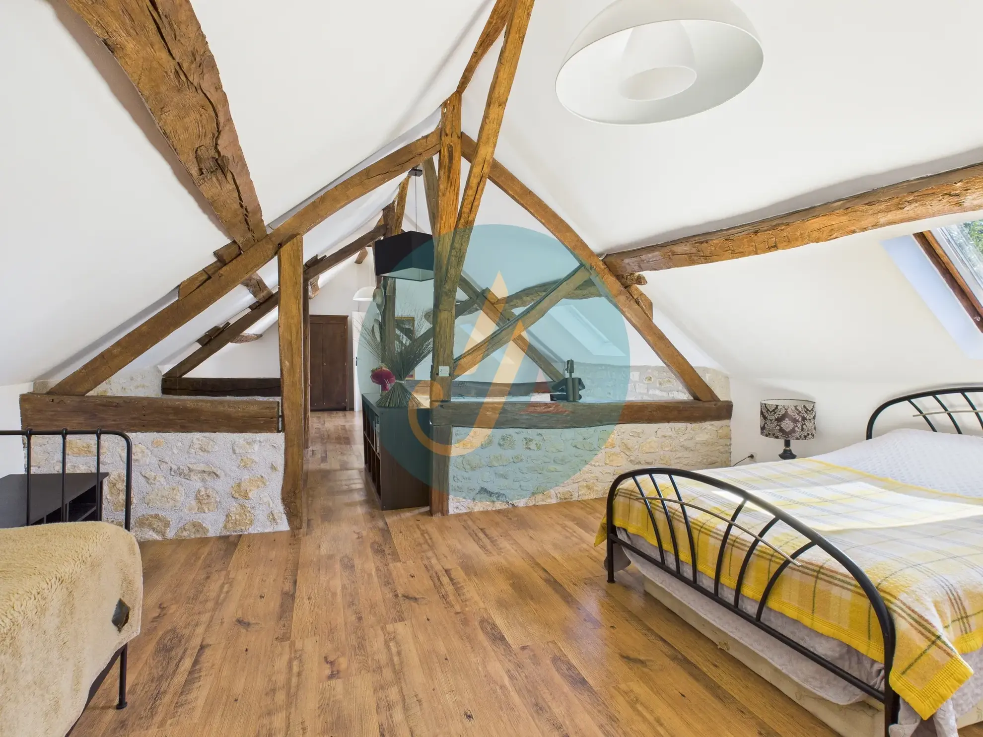 Magnifique longère rénovée avec dépendances à Perroy dans un environnement calme 