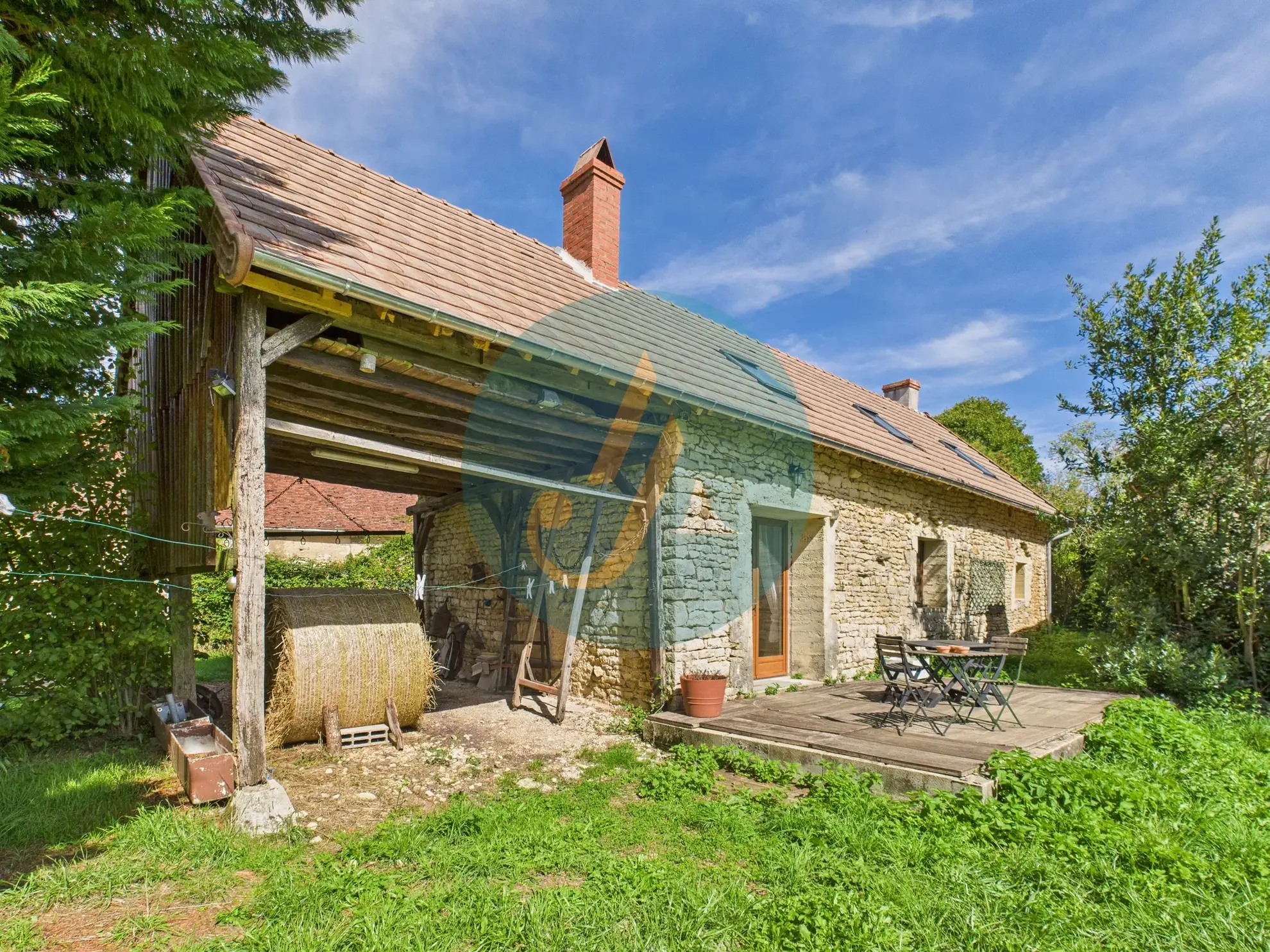 Magnifique longère rénovée avec dépendances à Perroy dans un environnement calme 