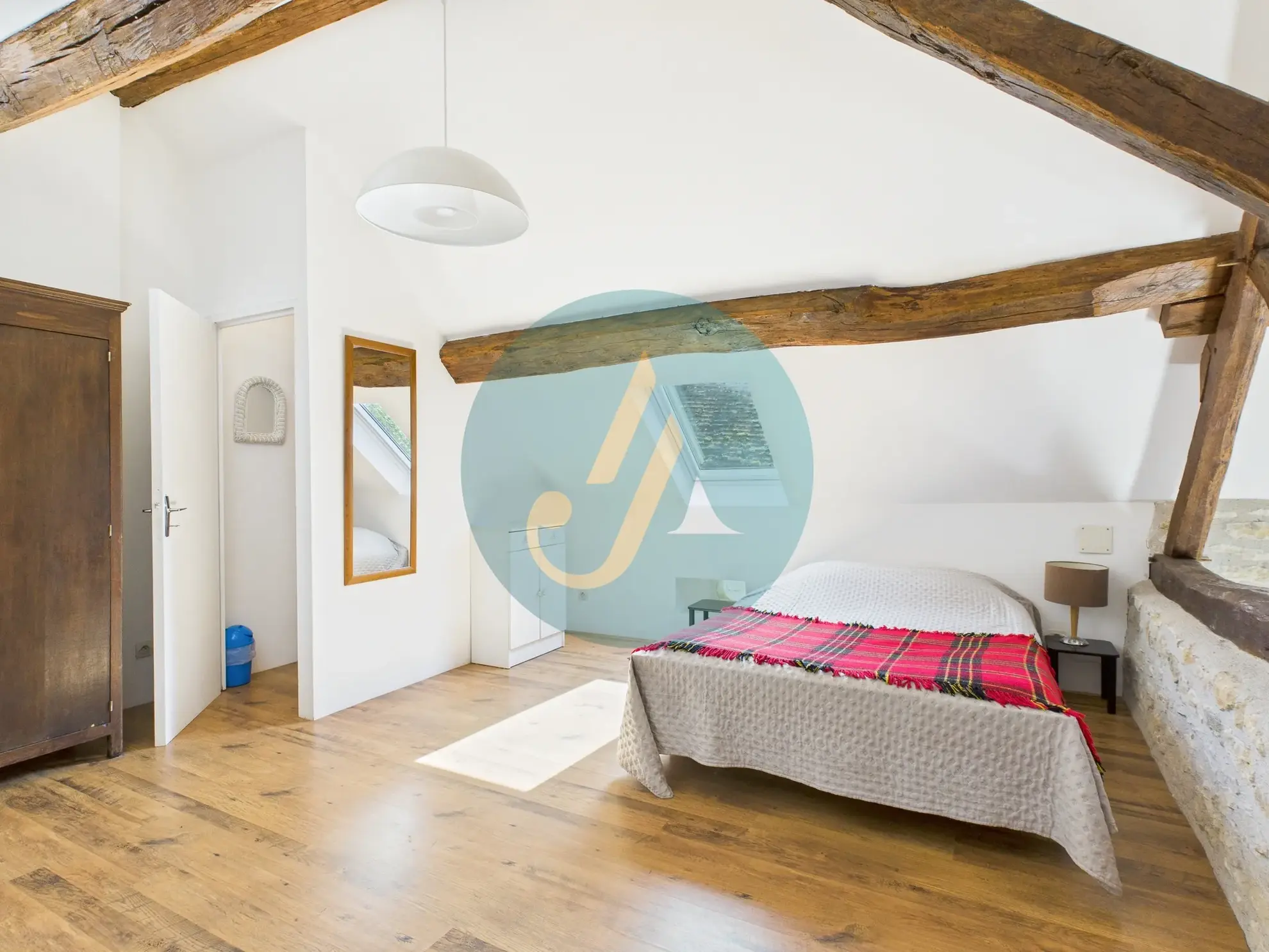 Magnifique longère rénovée avec dépendances à Perroy dans un environnement calme 