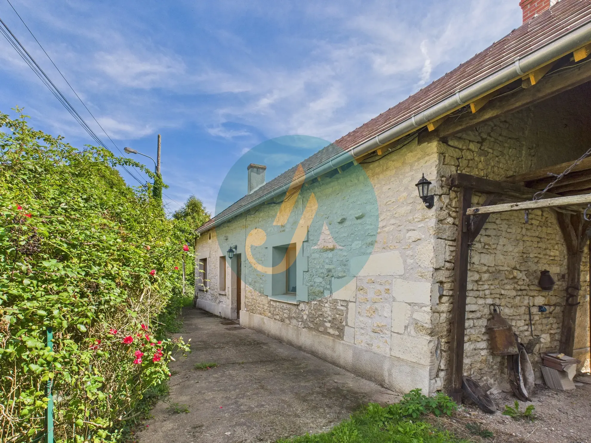 Magnifique longère rénovée avec dépendances à Perroy dans un environnement calme 