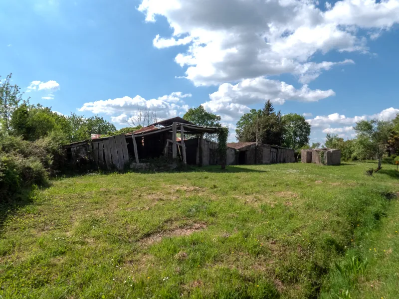 Maison à rénover de 69 m² avec terrain de 3052 m² à Saint-Vincent-sur-Graon 