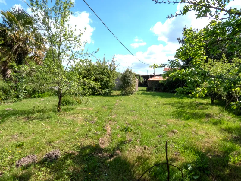 Maison à rénover de 69 m² avec terrain de 3052 m² à Saint-Vincent-sur-Graon 