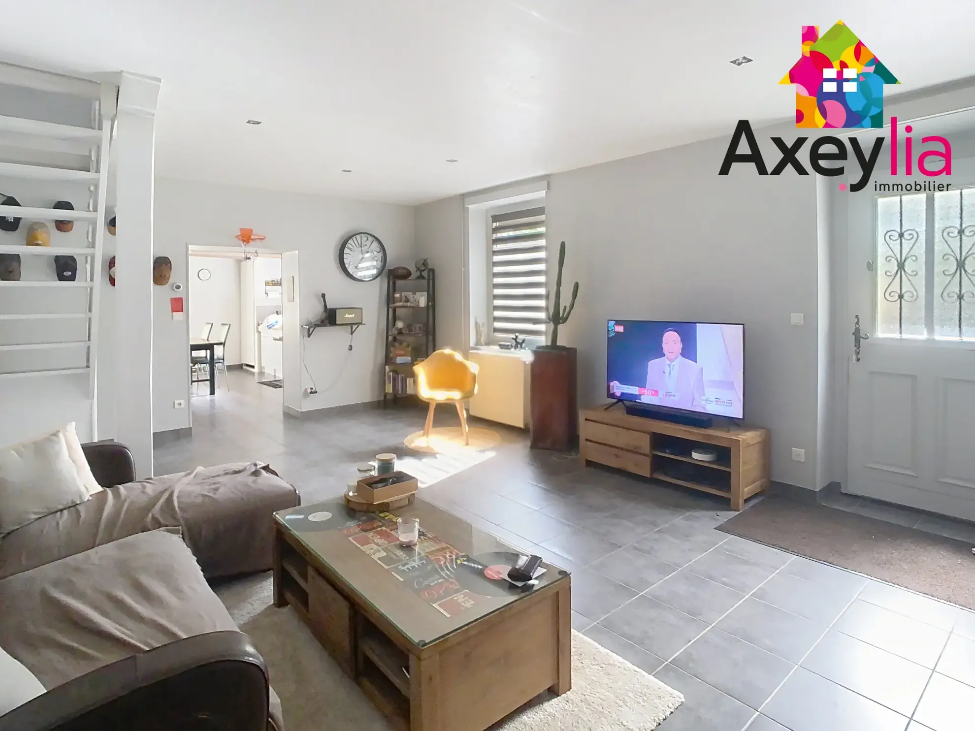 Maison rénovée avec 3 chambres à Renaison, proche des barrages, terrain de 696 m² 