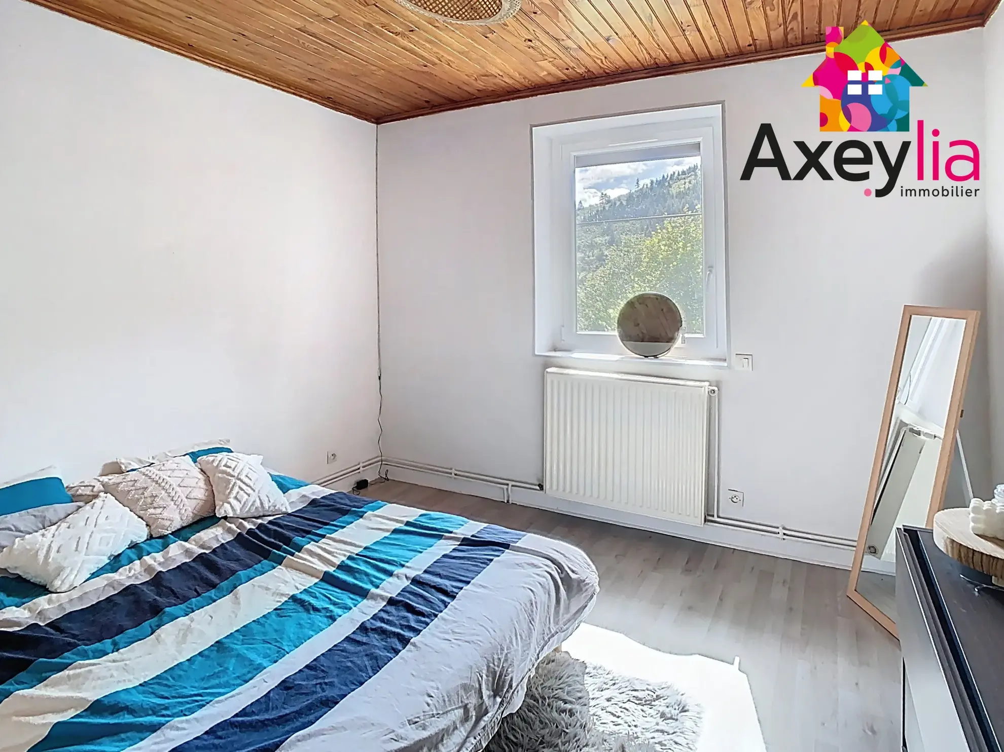 Maison rénovée avec 3 chambres à Renaison, proche des barrages, terrain de 696 m² 