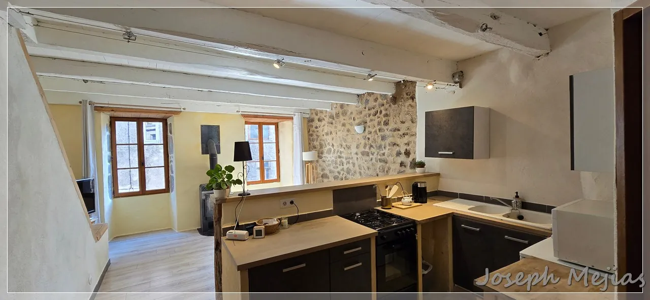 Maison en pierre à Chalencon avec terrasse et vue panoramique en Ardèche 