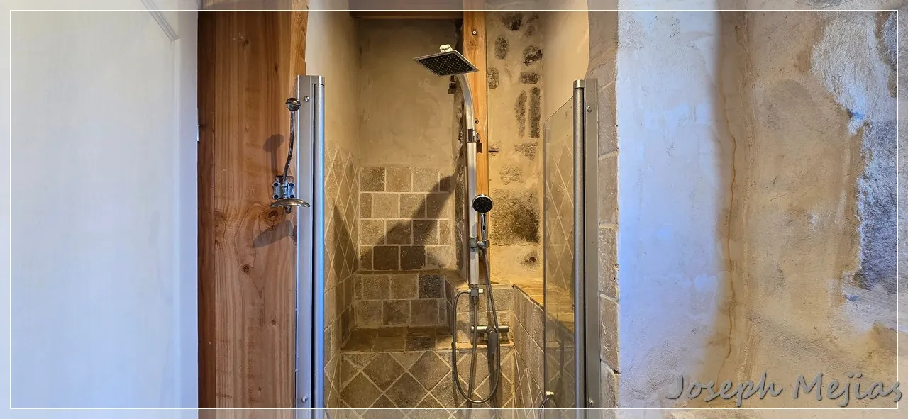 Maison en pierre à Chalencon avec terrasse et vue panoramique en Ardèche 