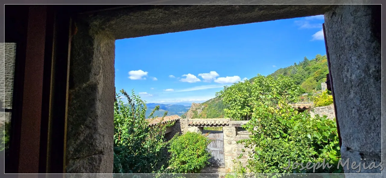 Maison en pierre à Chalencon avec terrasse et vue panoramique en Ardèche 