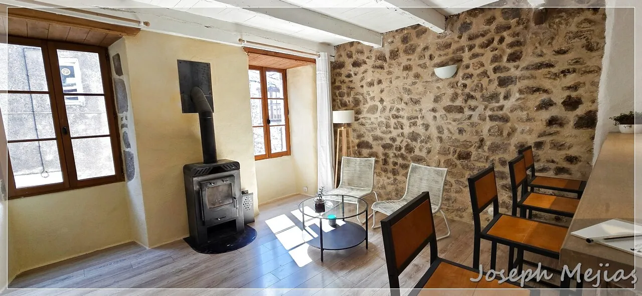 Maison en pierre à Chalencon avec terrasse et vue panoramique en Ardèche 