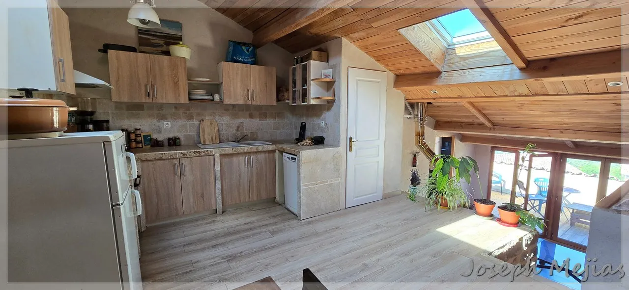 Maison en pierre à Chalencon avec terrasse et vue panoramique en Ardèche 