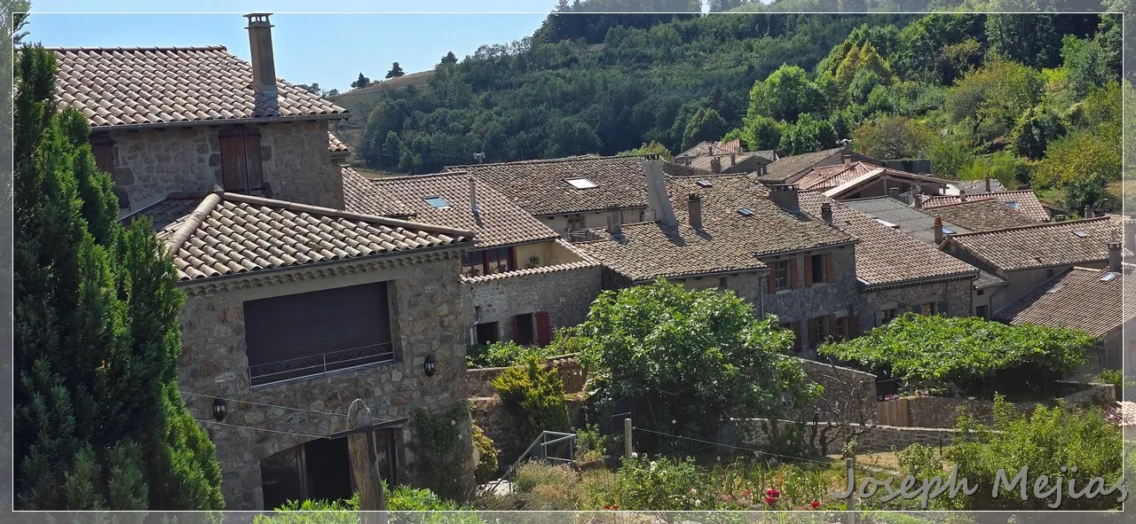 Maison en pierre à Chalencon avec terrasse et vue panoramique en Ardèche 