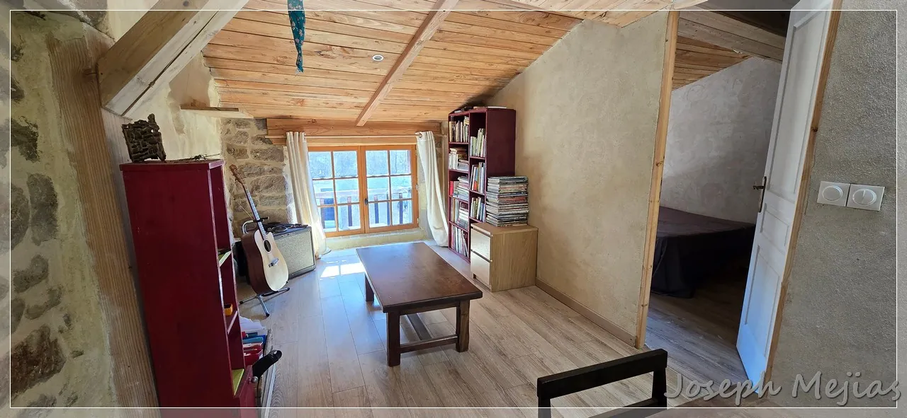 Maison en pierre à Chalencon avec terrasse et vue panoramique en Ardèche 