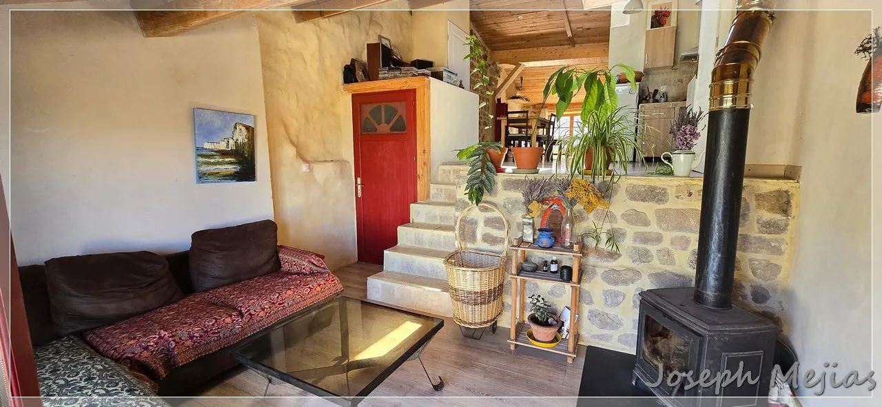 Maison en pierre à Chalencon avec terrasse et vue panoramique en Ardèche