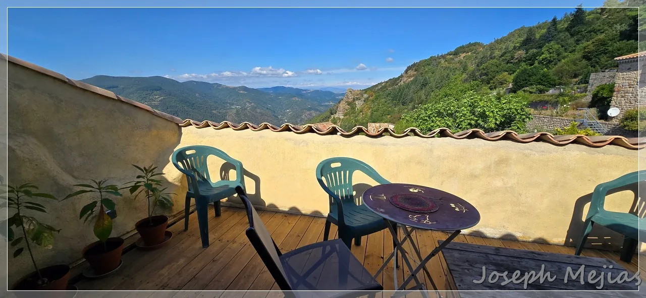Maison en pierre à Chalencon avec terrasse et vue panoramique en Ardèche 