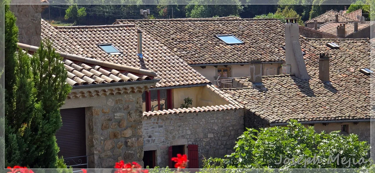 Maison en pierre à Chalencon avec terrasse et vue panoramique en Ardèche 