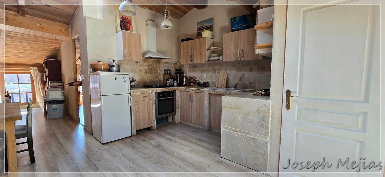 Maison en pierre à Chalencon avec terrasse et vue panoramique en Ardèche 