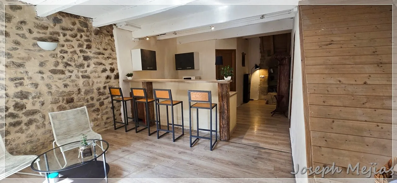 Maison en pierre à Chalencon avec terrasse et vue panoramique en Ardèche 