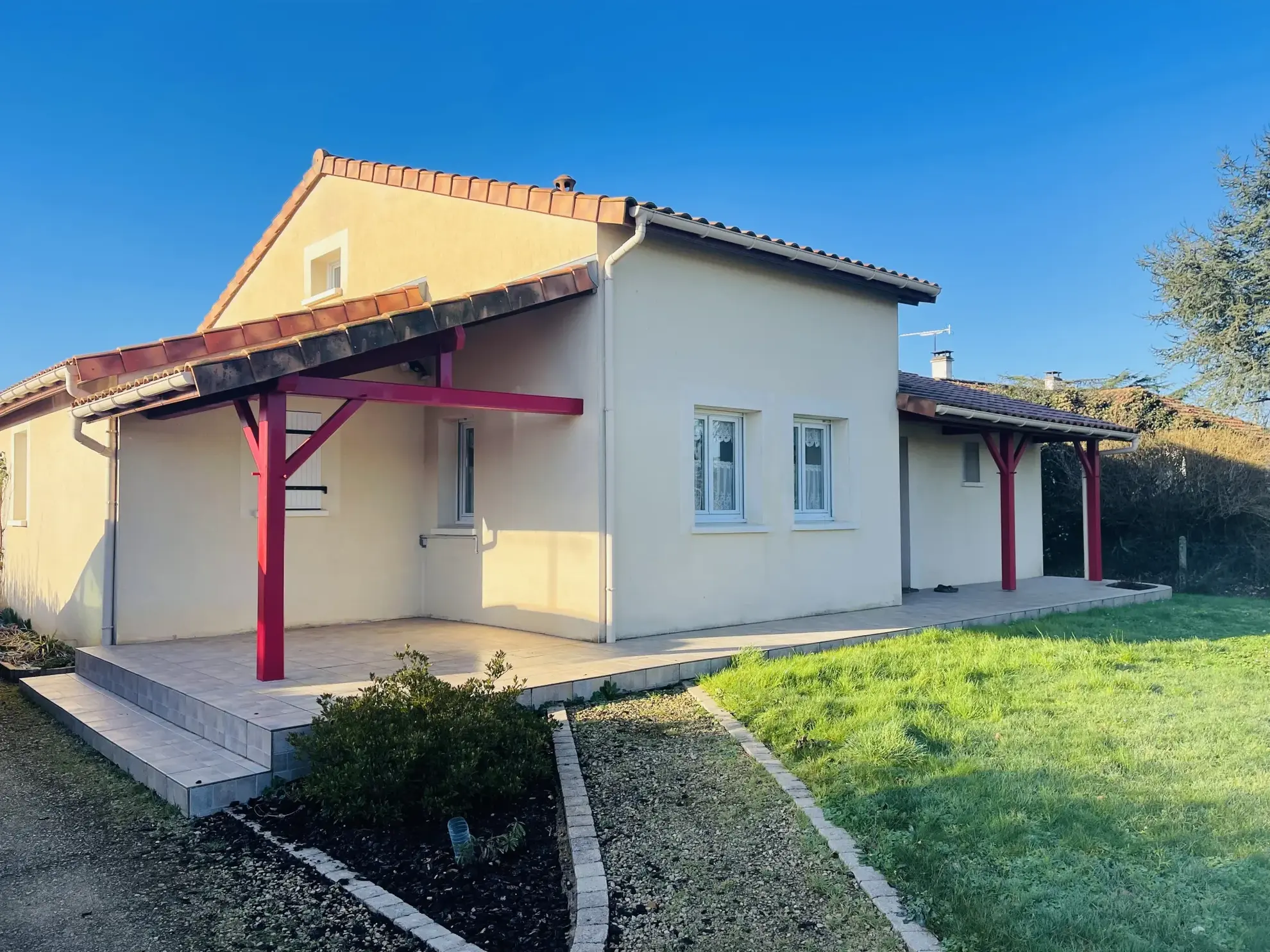 Maison atypique à Vouillé de 118 m² avec grand terrain et garage double proche Poitiers