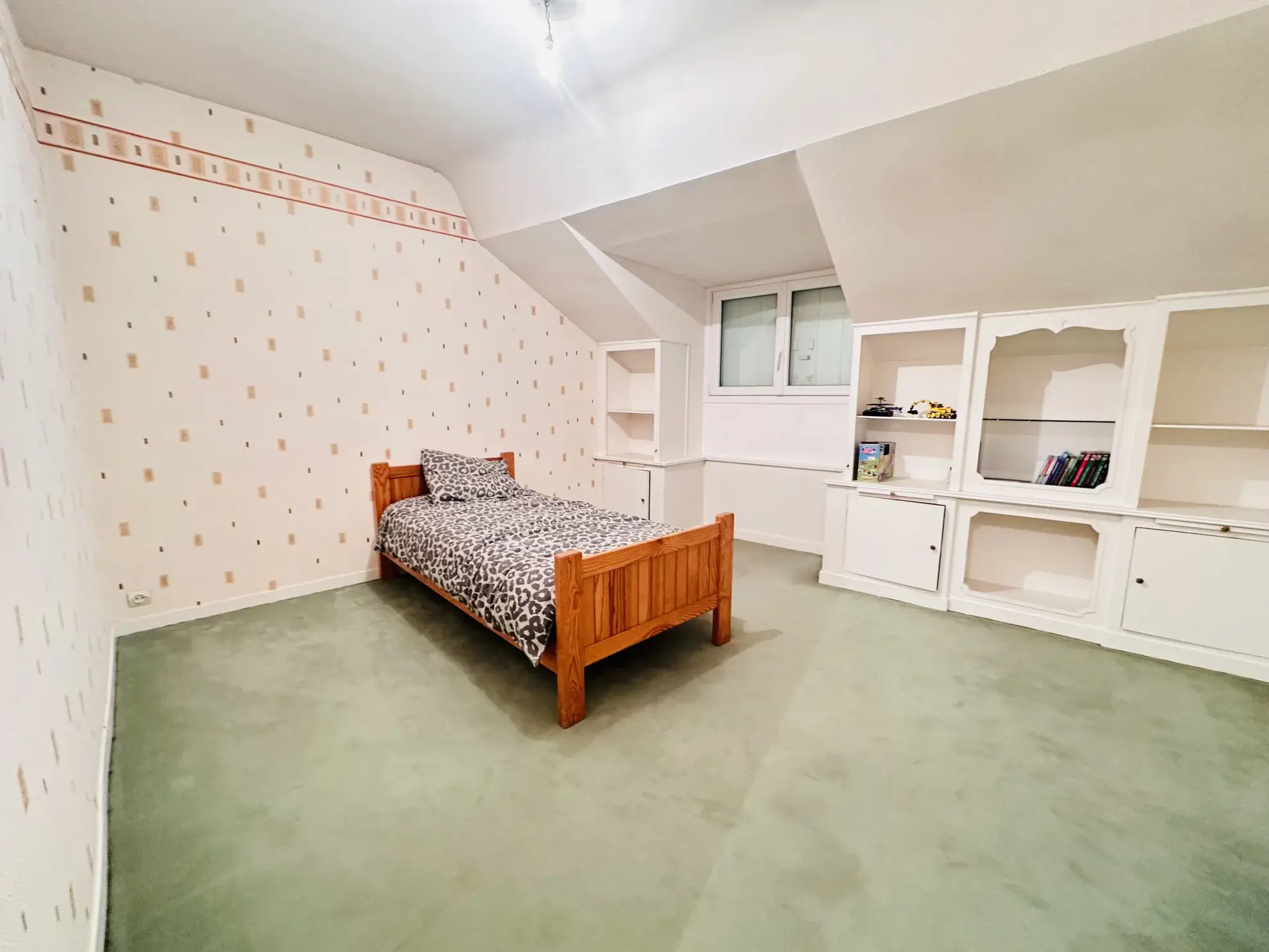 Grande maison de ville à Auneau de 180 m² avec cour et parking 