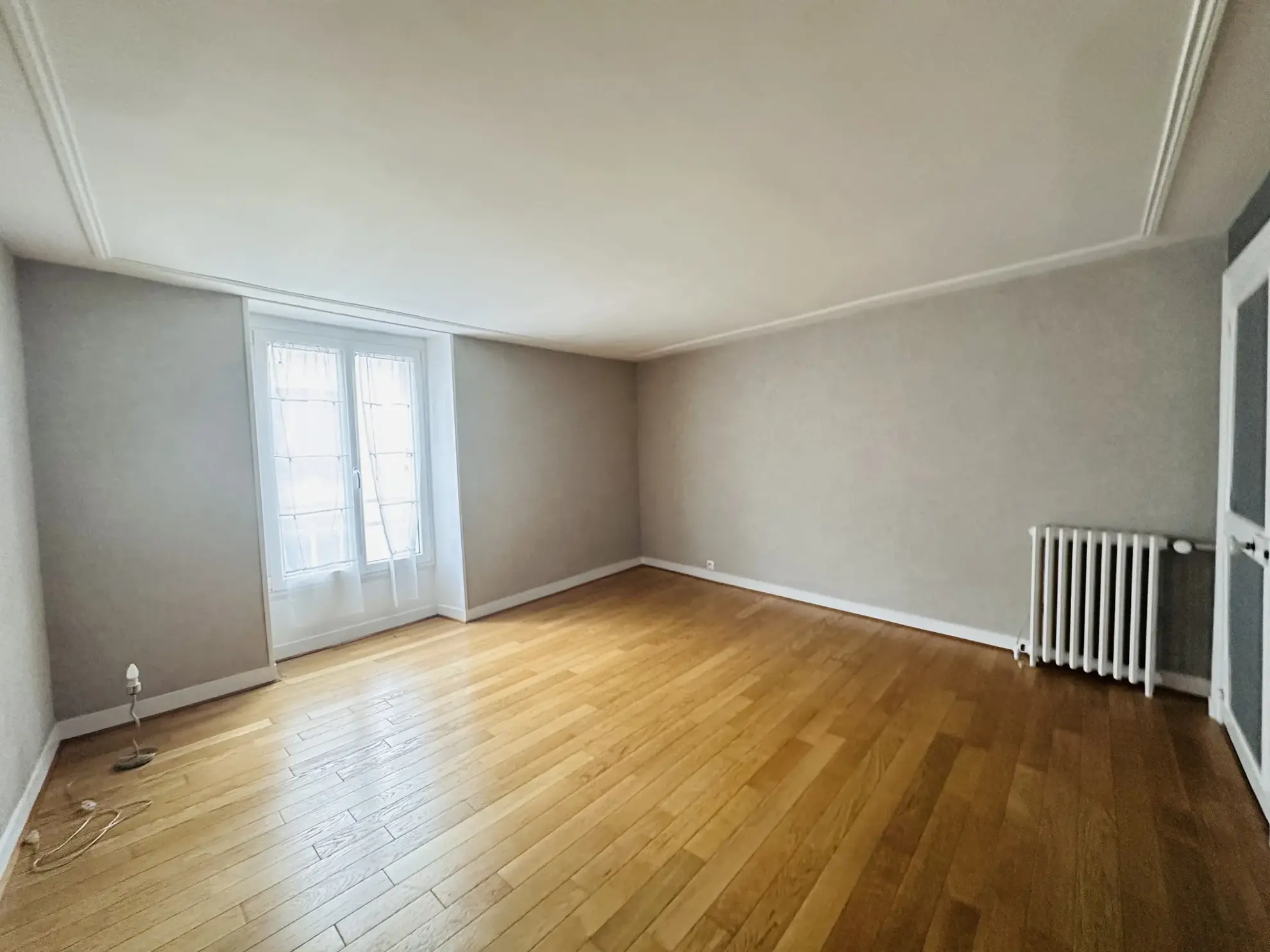 Grande maison de ville à Auneau de 180 m² avec cour et parking 