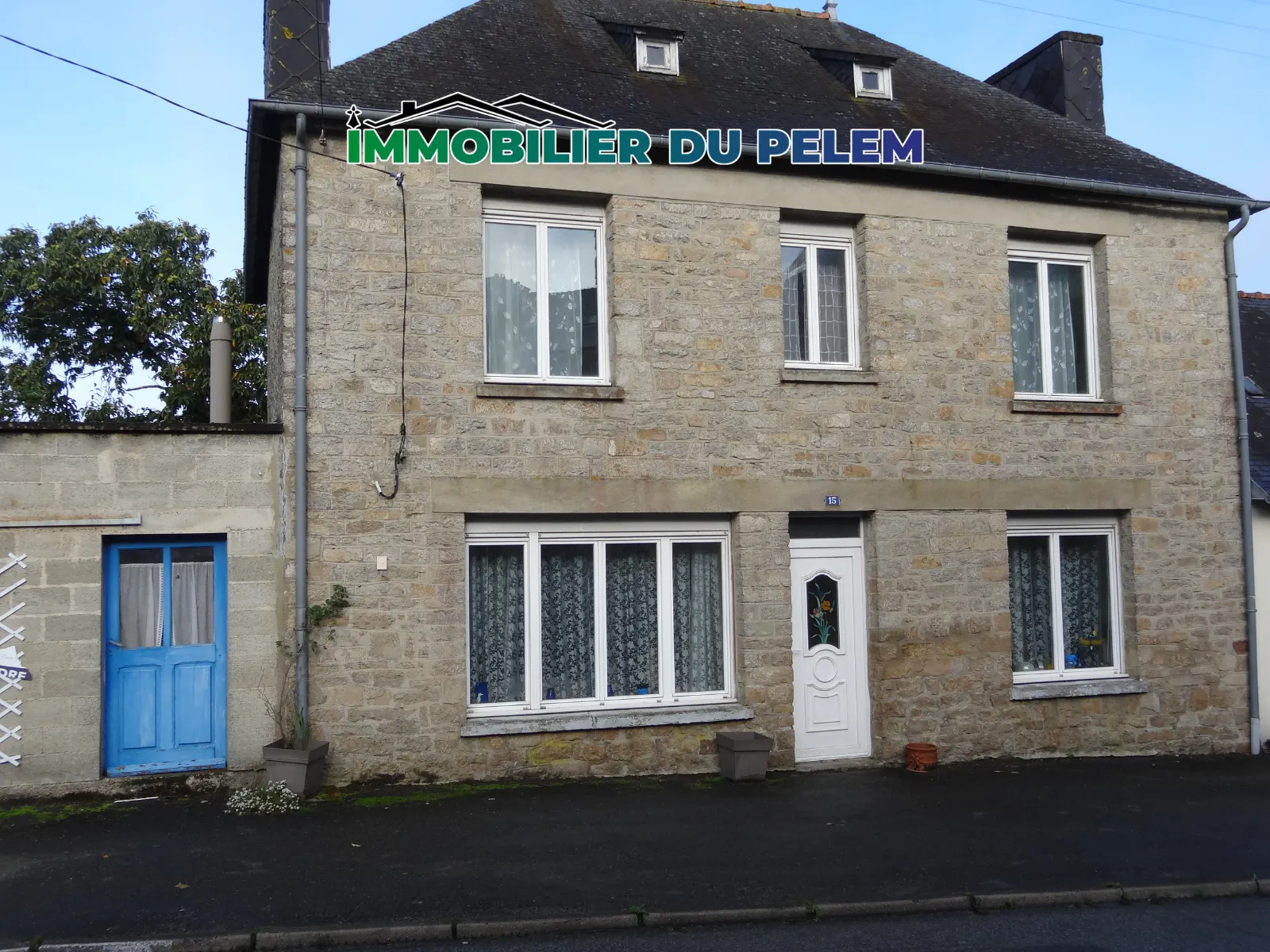 Maison de ville avec jardin et garage à Rostrenen dans les Côtes d'Armor