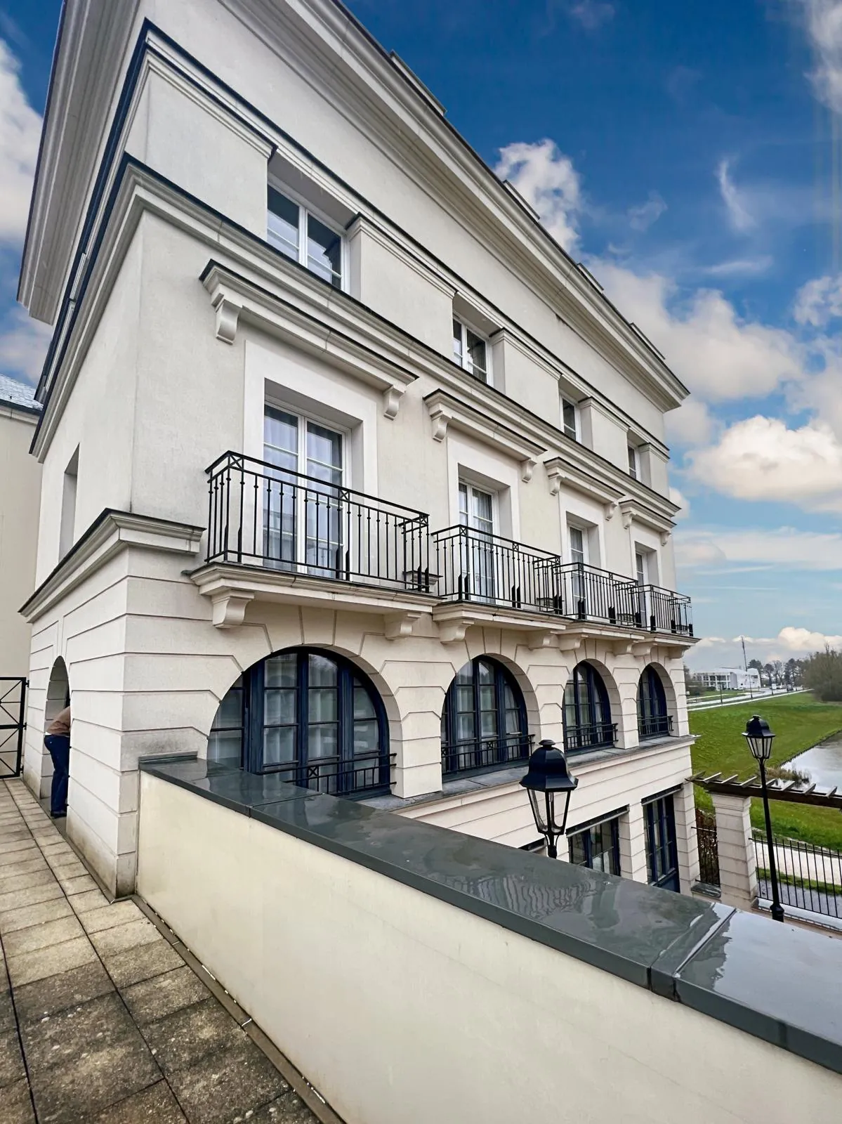 Investissement immobilier à Serris : Appartement LMNP avec terrasse près de Disneyland 