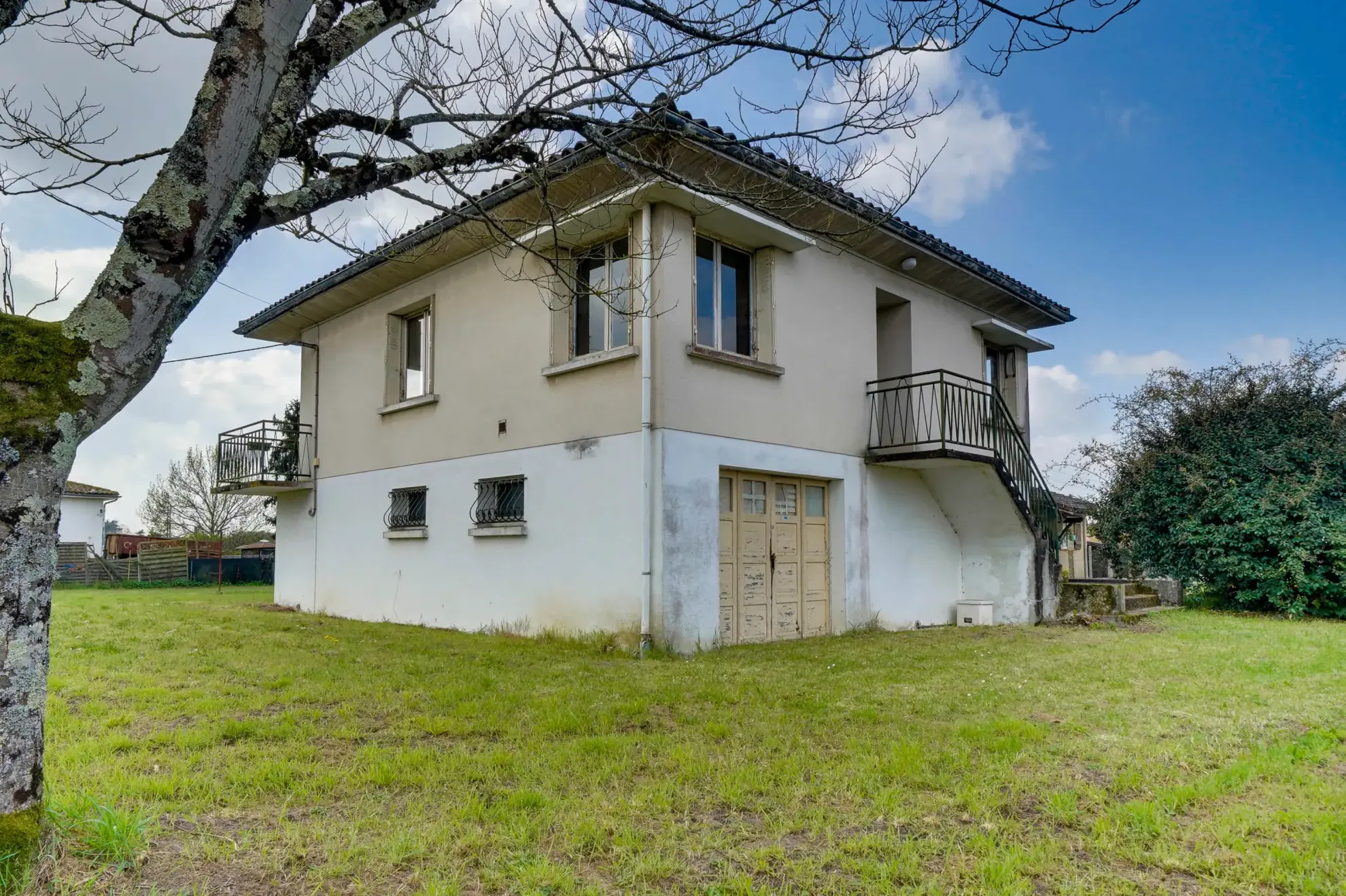 Maison à rénover de 109m² avec grand terrain à Saint-Magne-de-Castillon
