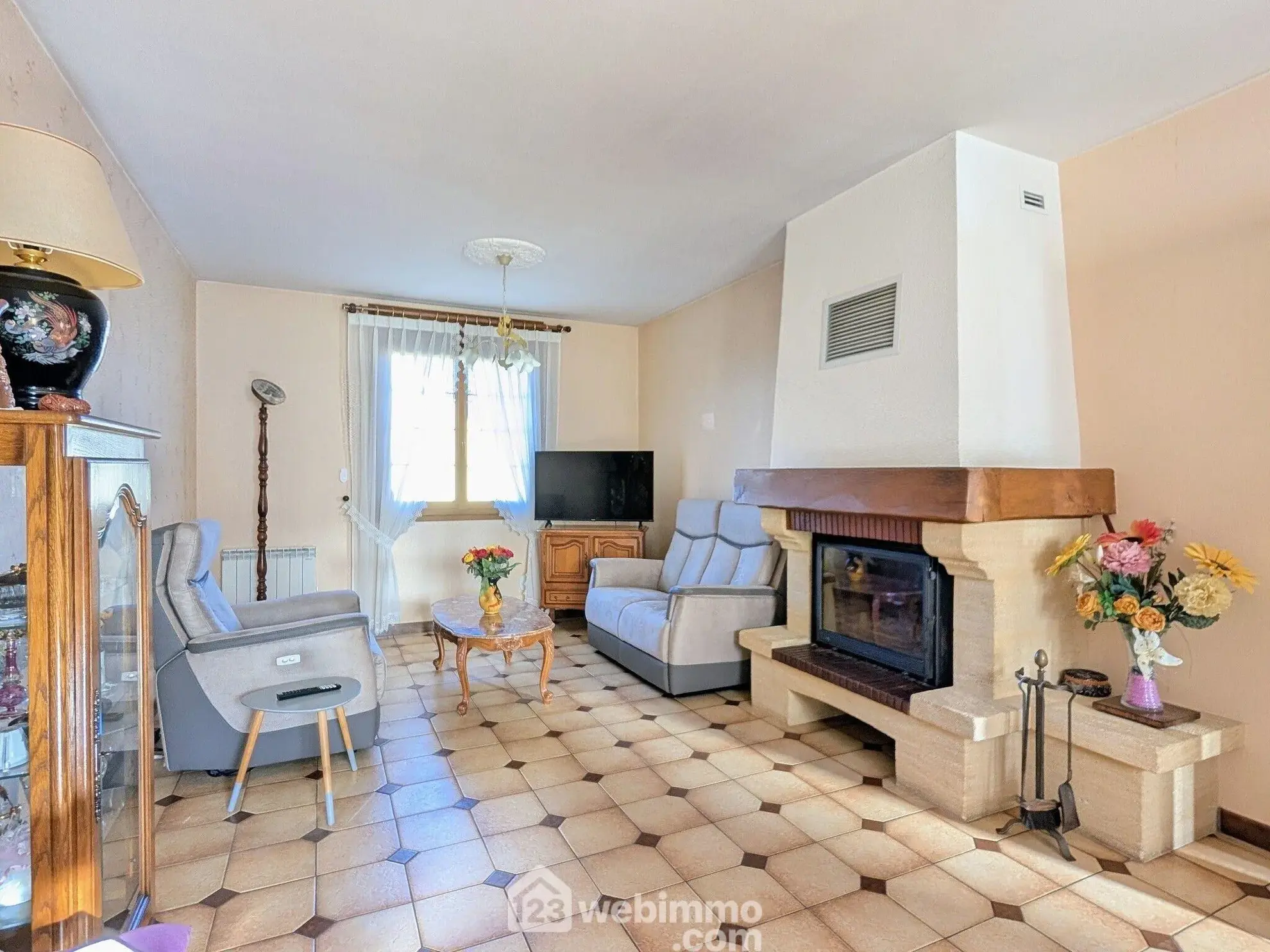 Maison familiale à Sablé-sur-Sarthe avec 3 chambres et grand sous-sol, terrain clos