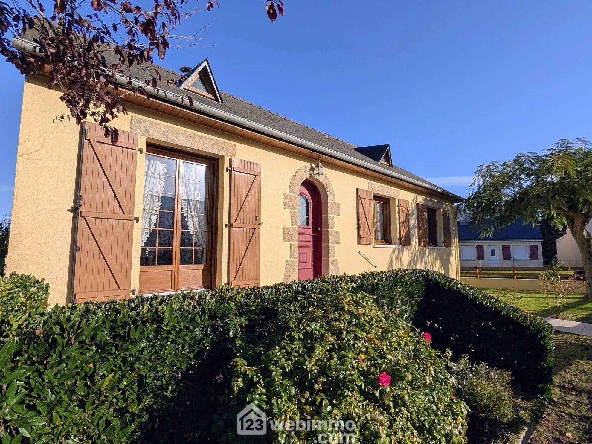 Maison familiale à Sablé-sur-Sarthe avec 3 chambres et grand sous-sol, terrain clos 
