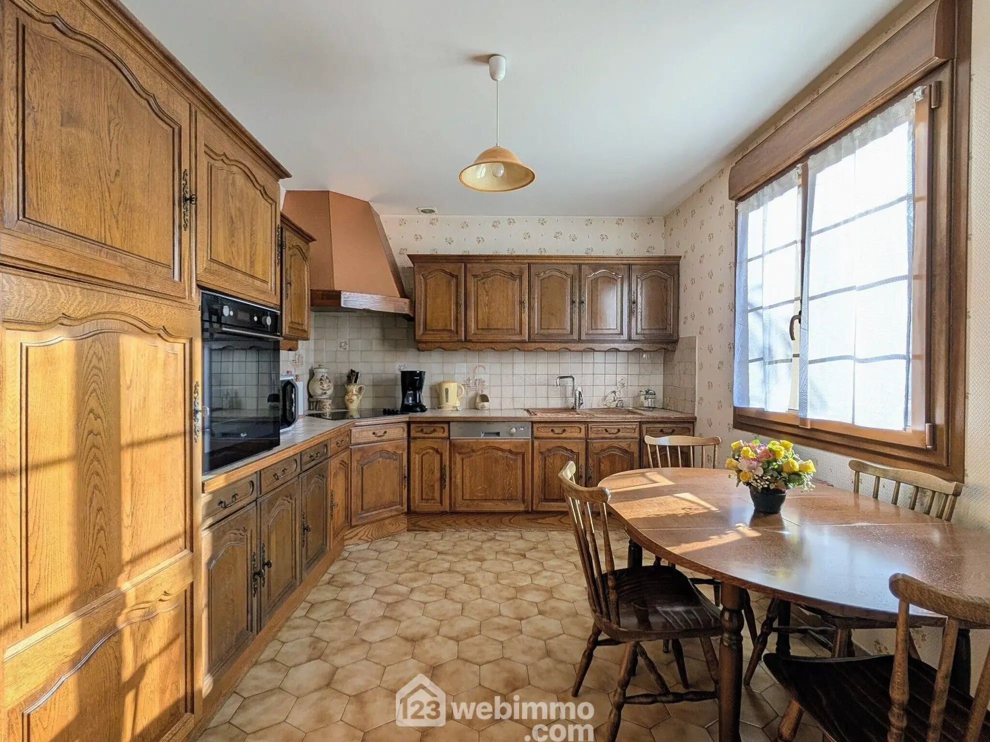 Maison familiale à Sablé-sur-Sarthe avec 3 chambres et grand sous-sol, terrain clos 