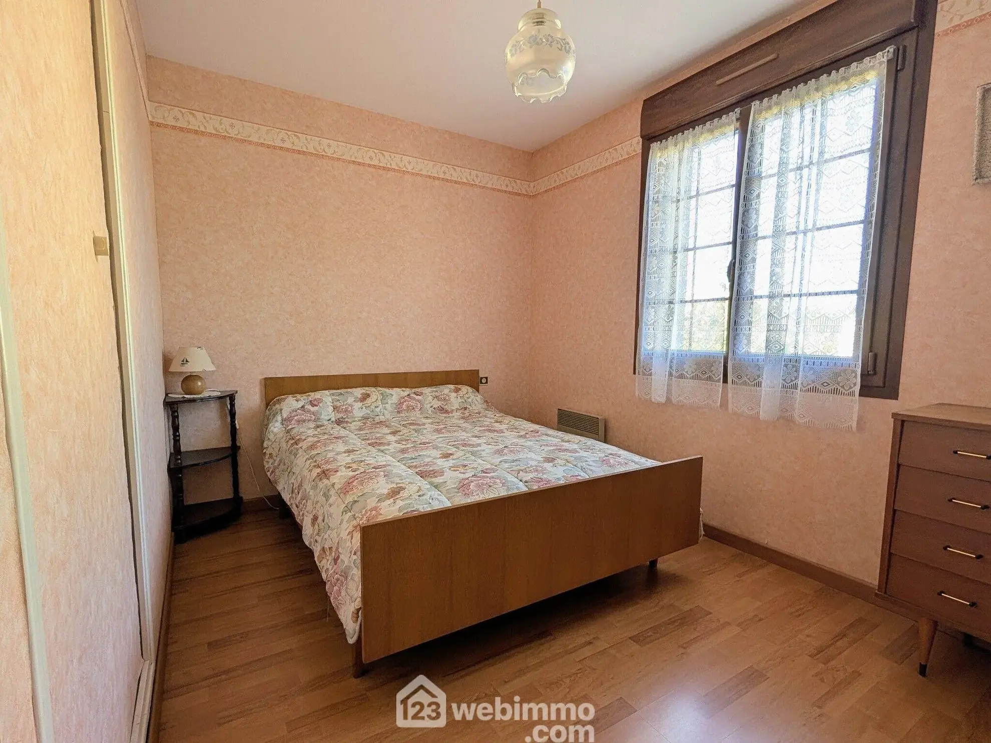 Maison familiale à Sablé-sur-Sarthe avec 3 chambres et grand sous-sol, terrain clos 