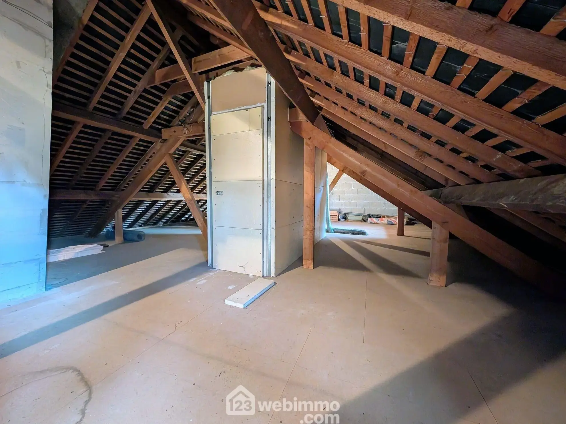 Maison familiale à Sablé-sur-Sarthe avec 3 chambres et grand sous-sol, terrain clos 