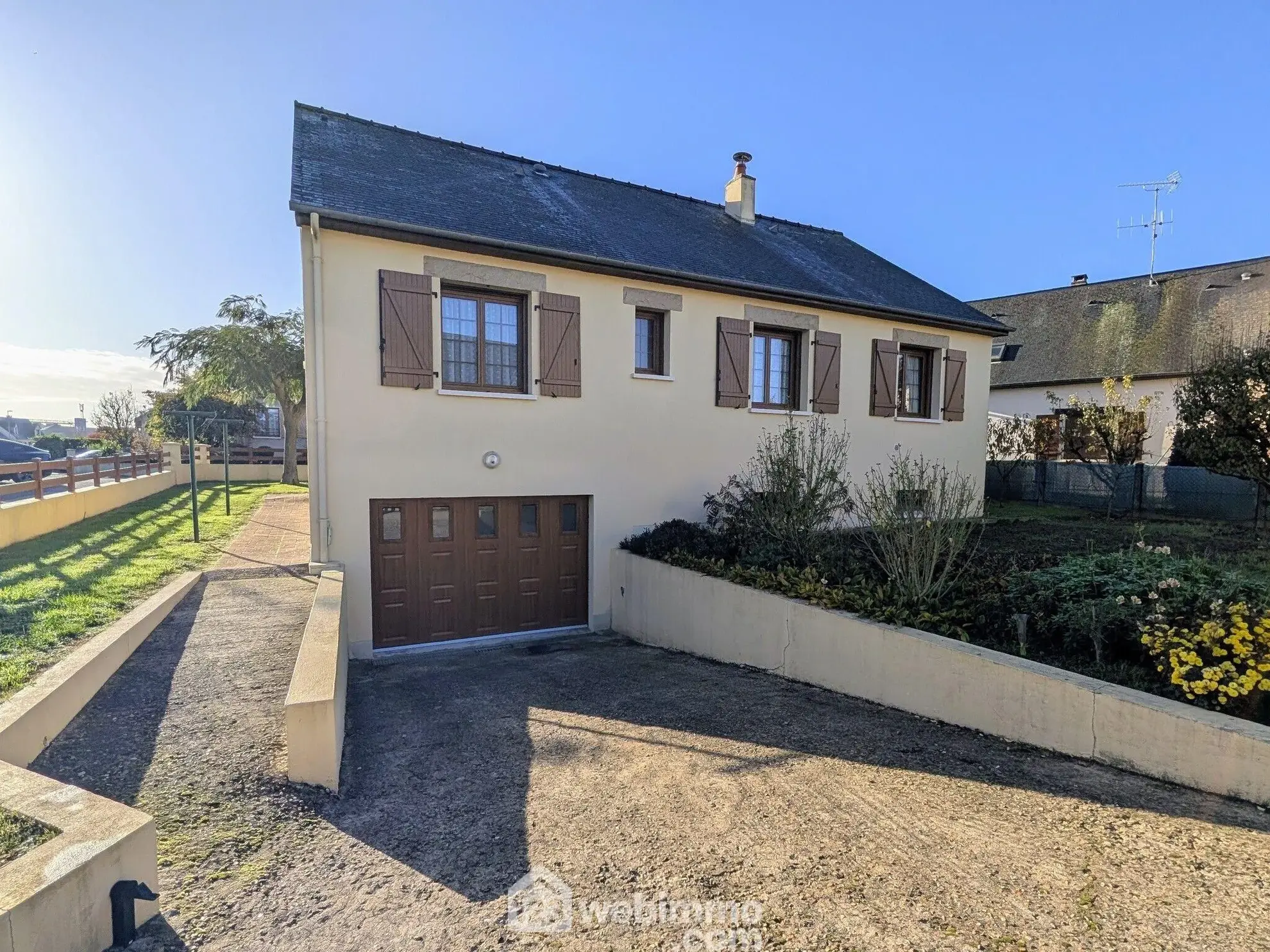 Maison familiale à Sablé-sur-Sarthe avec 3 chambres et grand sous-sol, terrain clos 