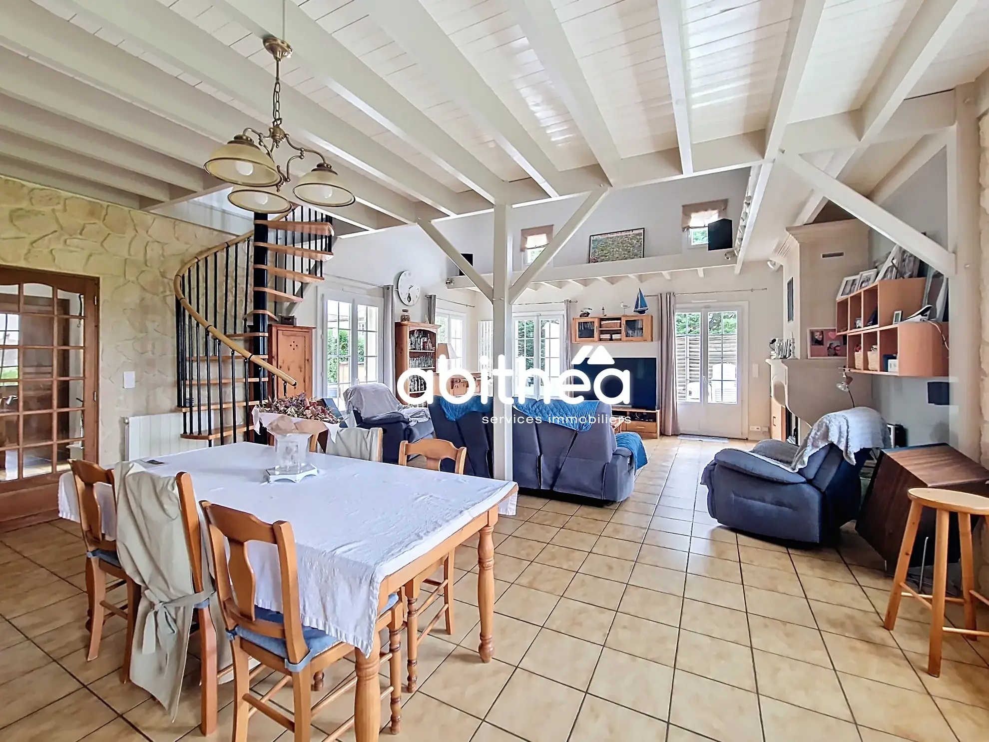 Maison familiale avec 6 chambres, piscine et grand terrain à Fléac-sur-seugne 